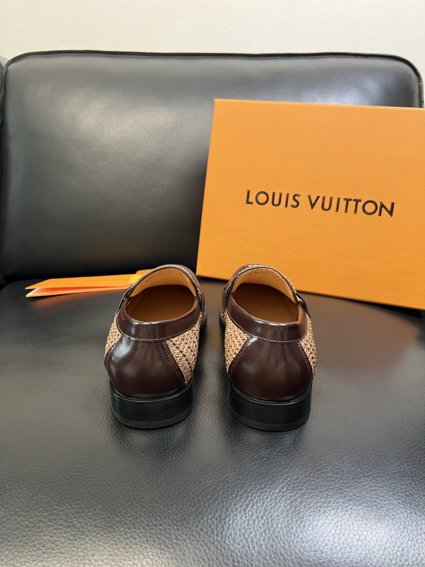 Lv 高品质 顶级工艺品 路易威登 皮鞋专柜同步原厂配置，鞋面意大利进口，进口水染牛皮内里，鞋底：原厂特