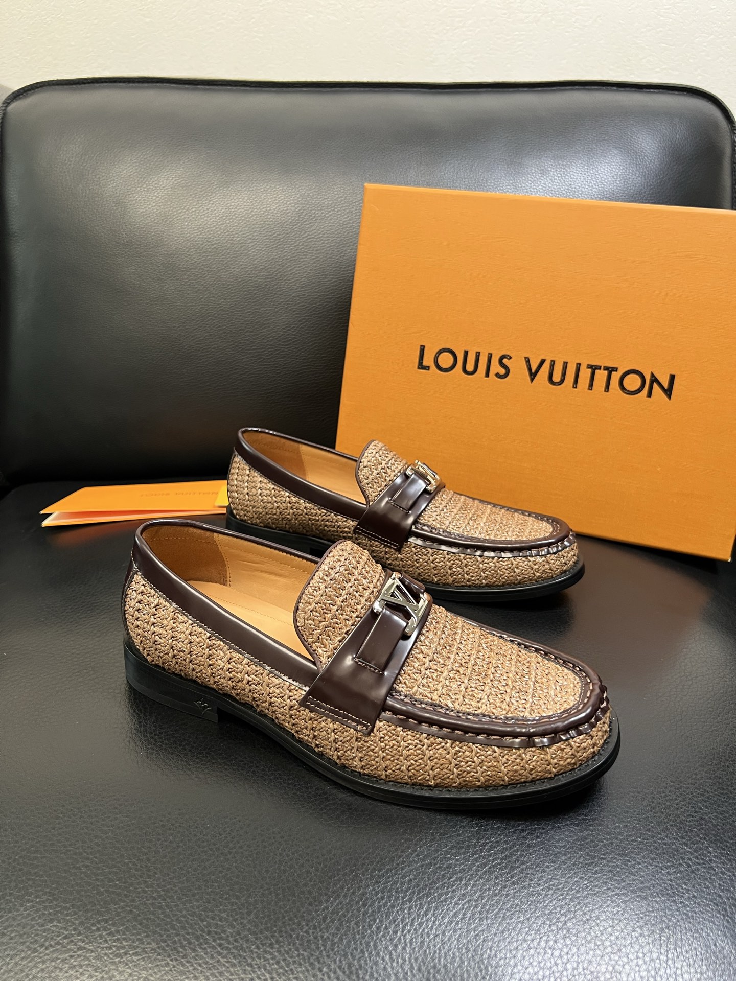 Lv 高品质 顶级工艺品 路易威登 皮鞋专柜同步原厂配置，鞋面意大利进口，进口水染牛皮内里，鞋底：原厂特