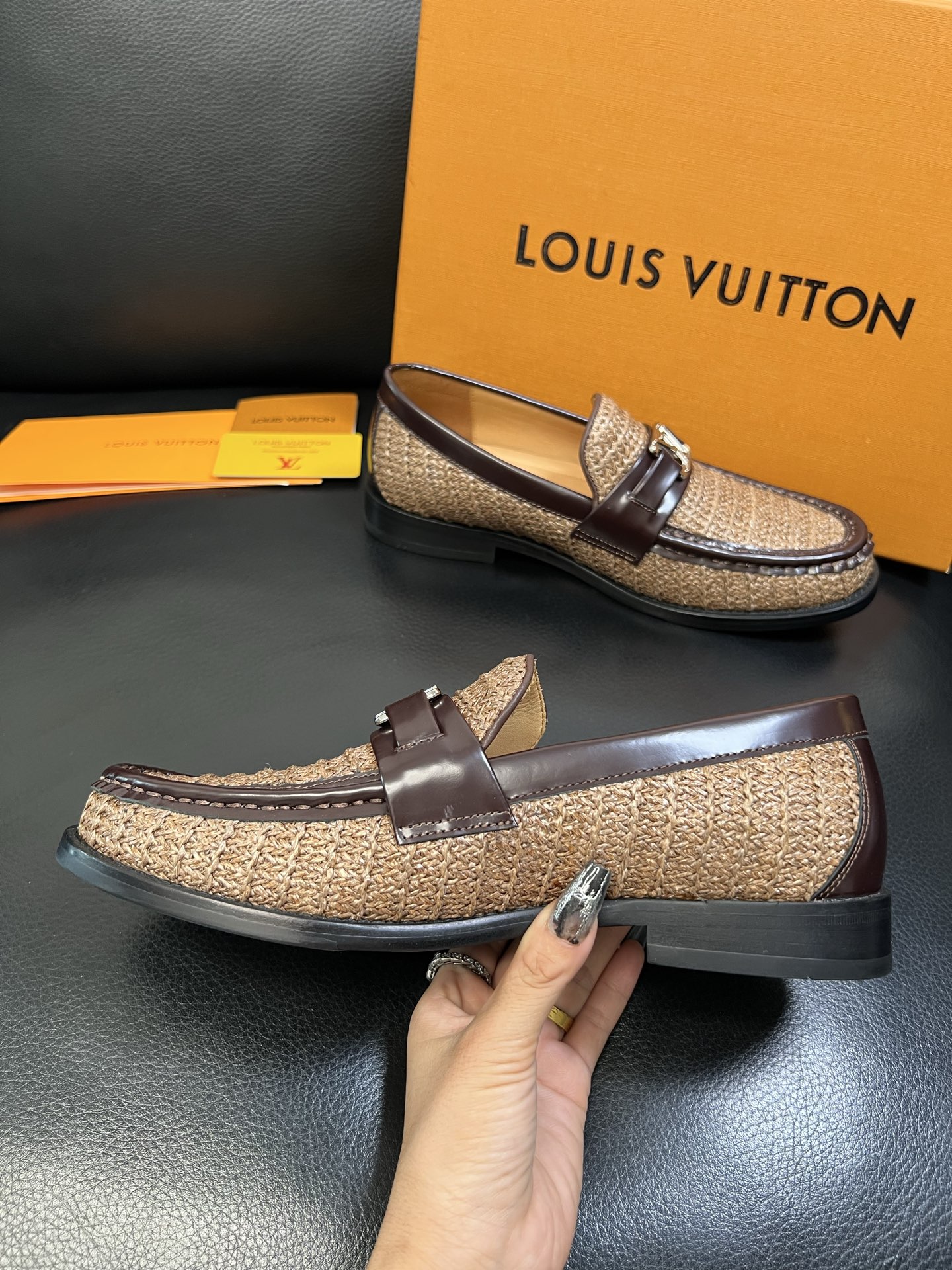 Lv 高品质 顶级工艺品 路易威登 皮鞋专柜同步原厂配置，鞋面意大利进口，进口水染牛皮内里，鞋底：原厂特