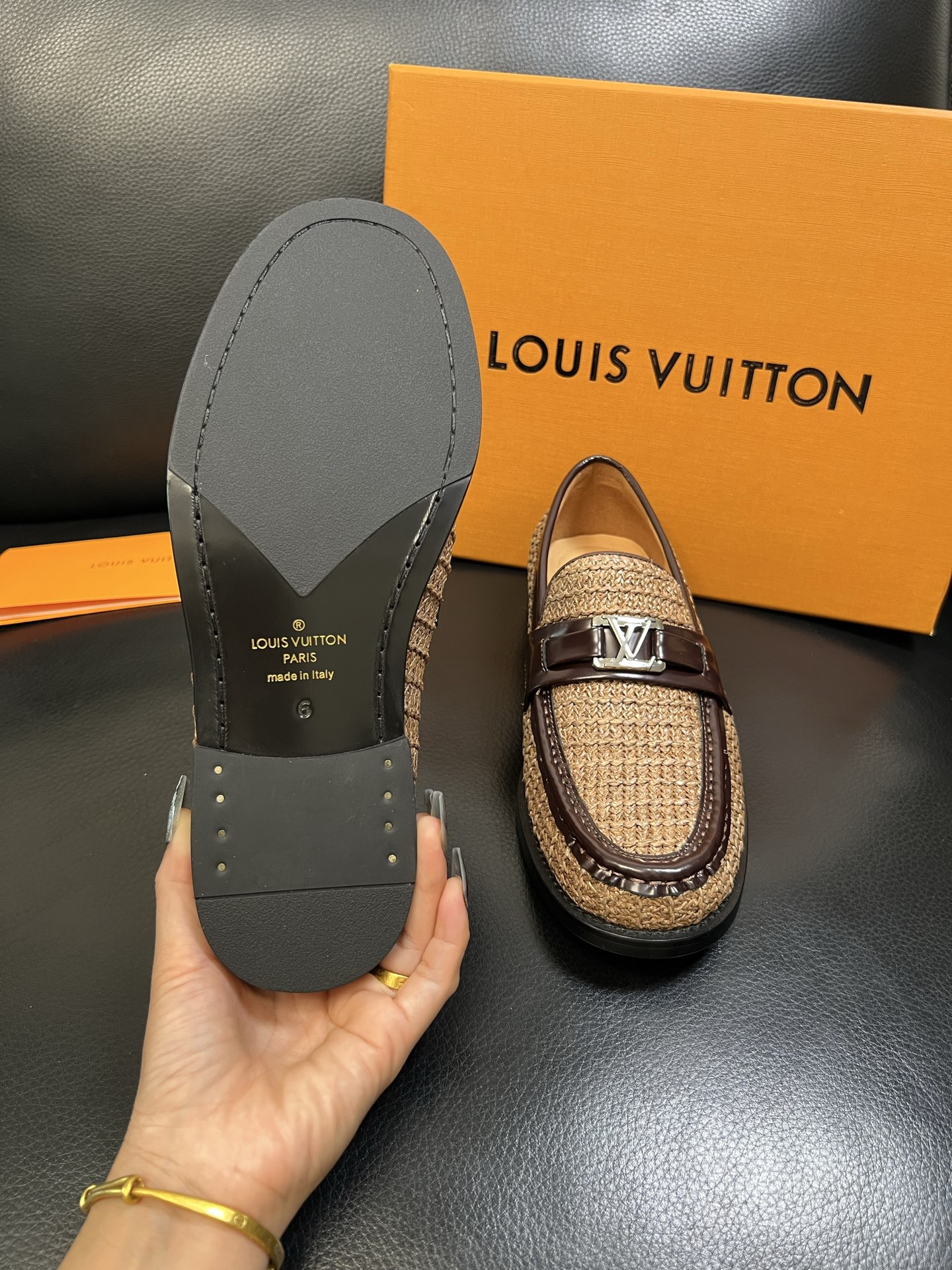 Lv 高品质 顶级工艺品 路易威登 皮鞋专柜同步原厂配置，鞋面意大利进口，进口水染牛皮内里，鞋底：原厂特