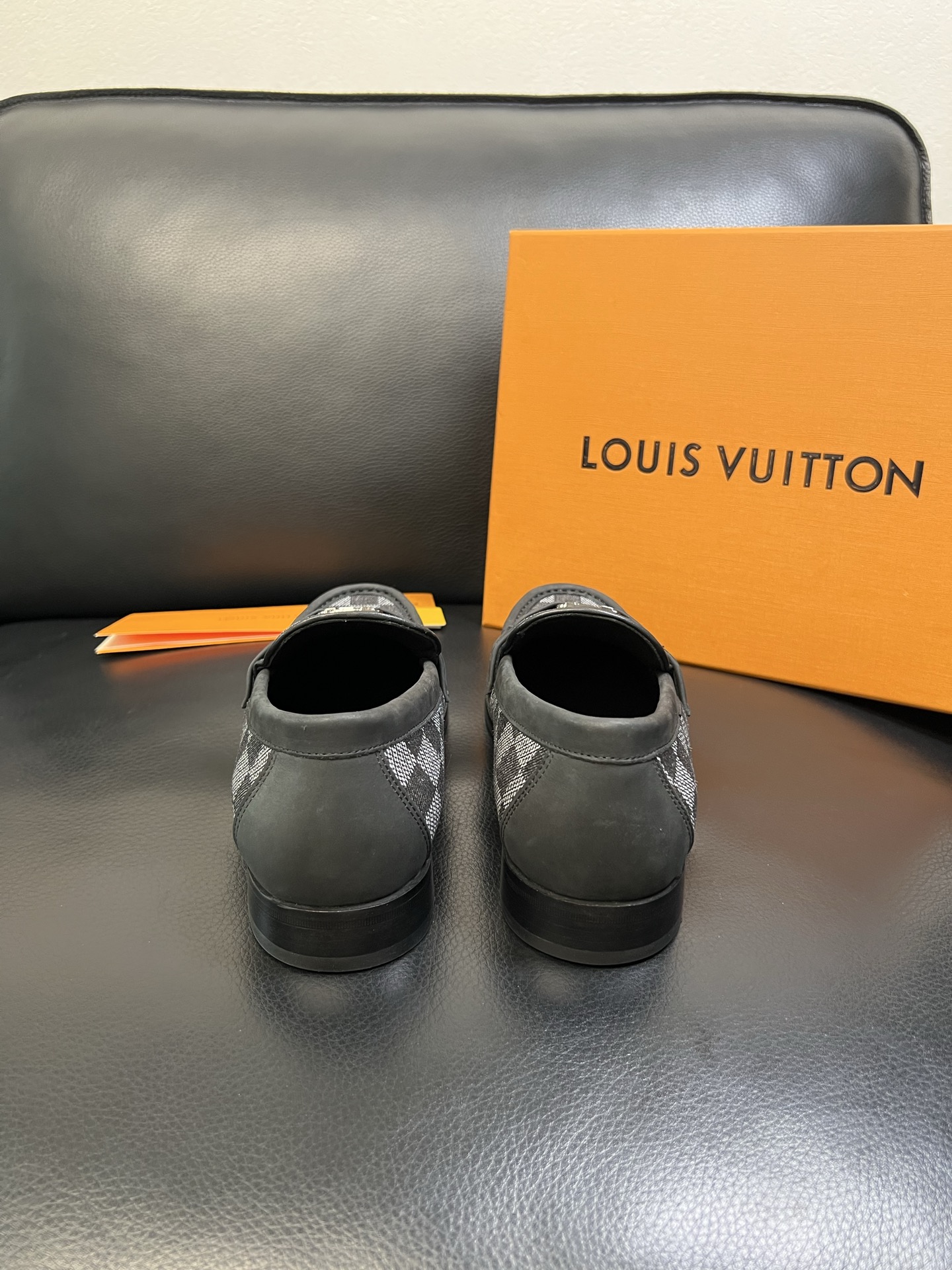 Lv 高品质 顶级工艺品 路易威登 皮鞋专柜同步原厂配置，鞋面意大利进口，进口水染牛皮内里，鞋底：原厂特