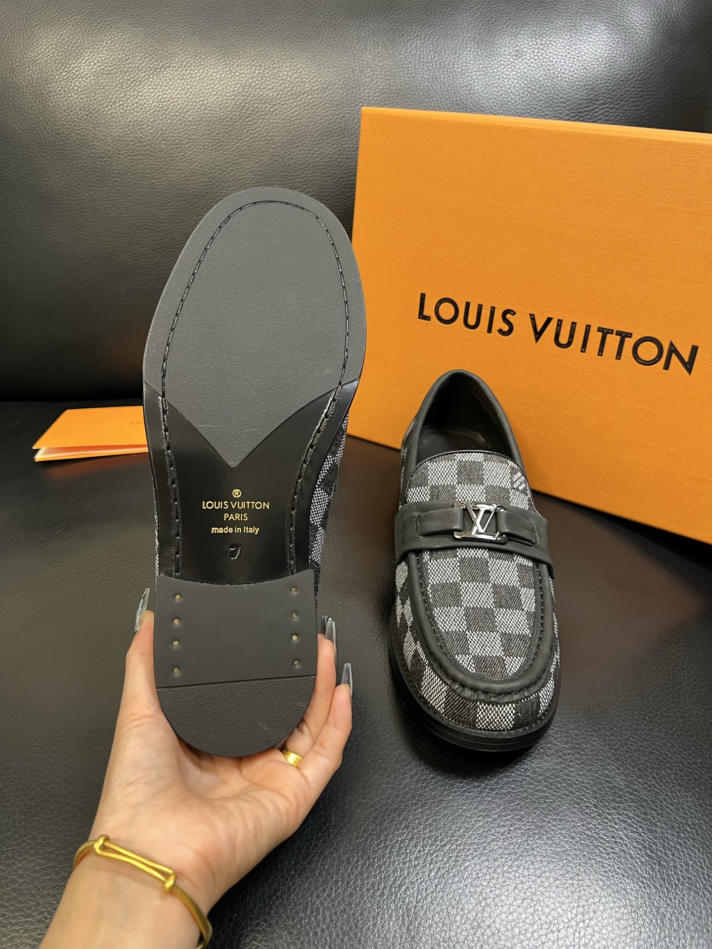 Lv 高品质 顶级工艺品 路易威登 皮鞋专柜同步原厂配置，鞋面意大利进口，进口水染牛皮内里，鞋底：原厂特