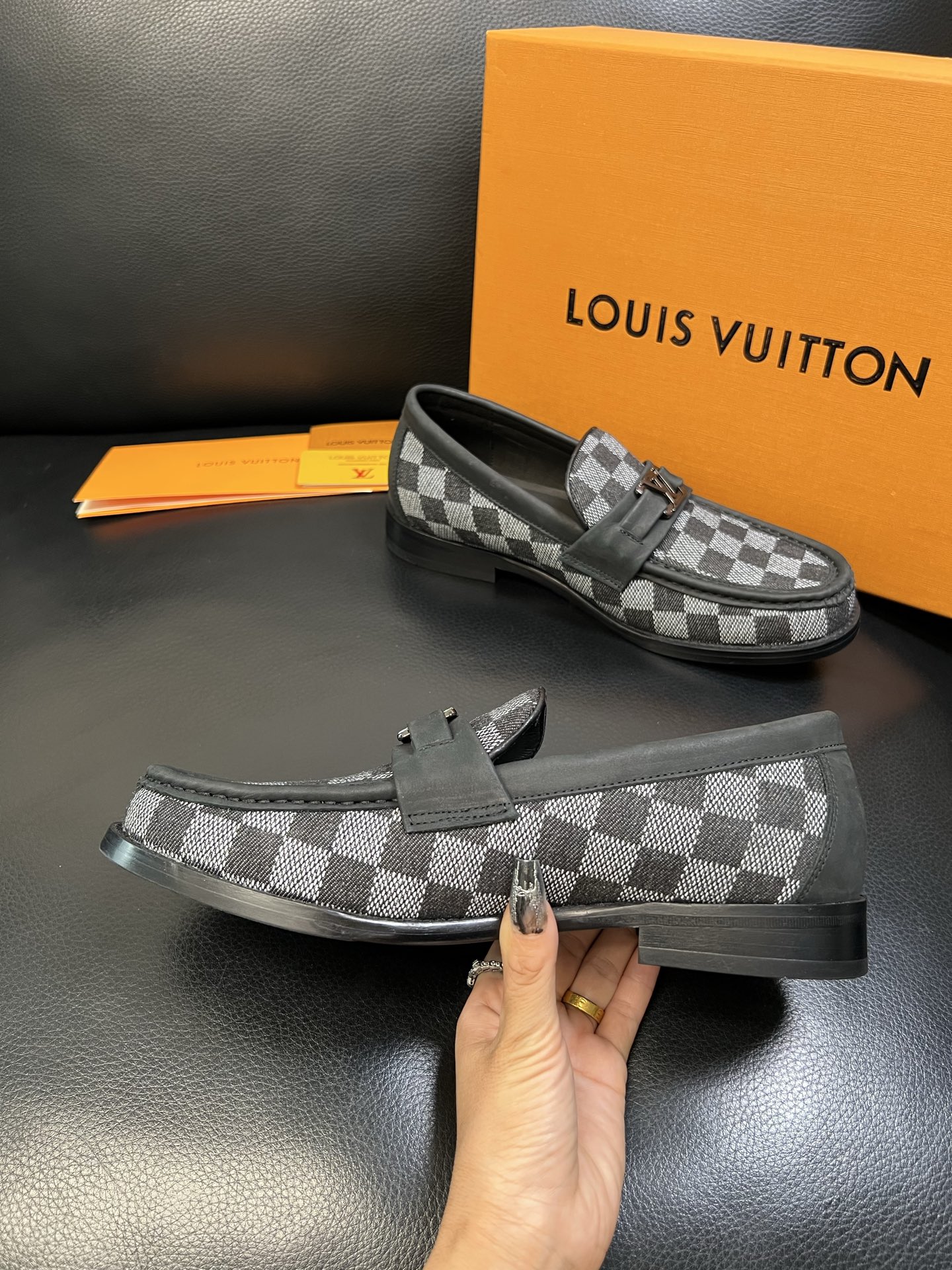 Lv 高品质 顶级工艺品 路易威登 皮鞋专柜同步原厂配置，鞋面意大利进口，进口水染牛皮内里，鞋底：原厂特