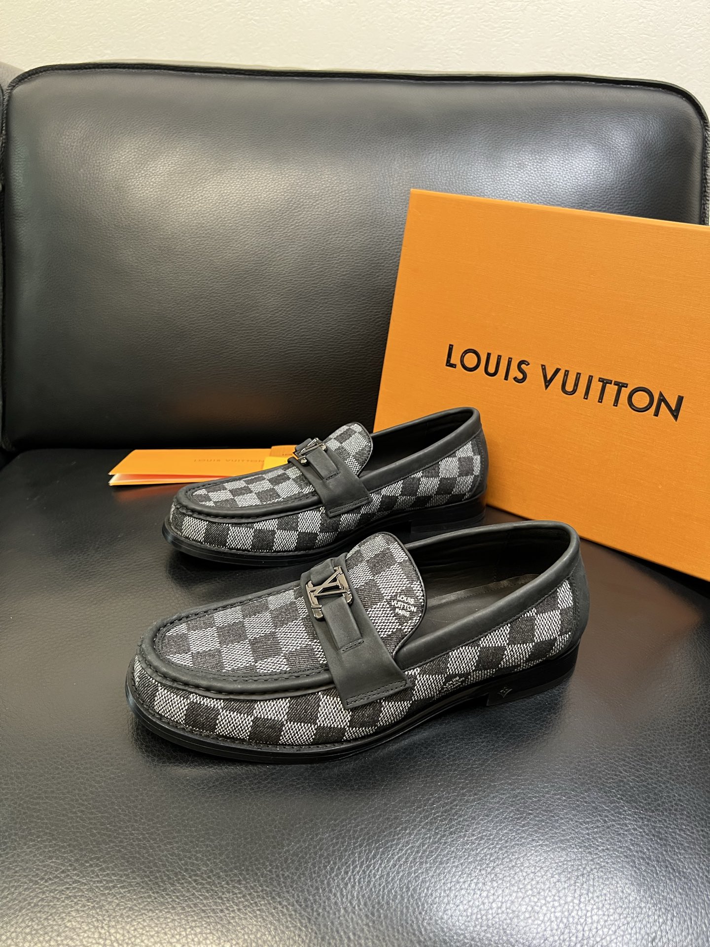 Lv 高品质 顶级工艺品 路易威登 皮鞋专柜同步原厂配置，鞋面意大利进口，进口水染牛皮内里，鞋底：原厂特