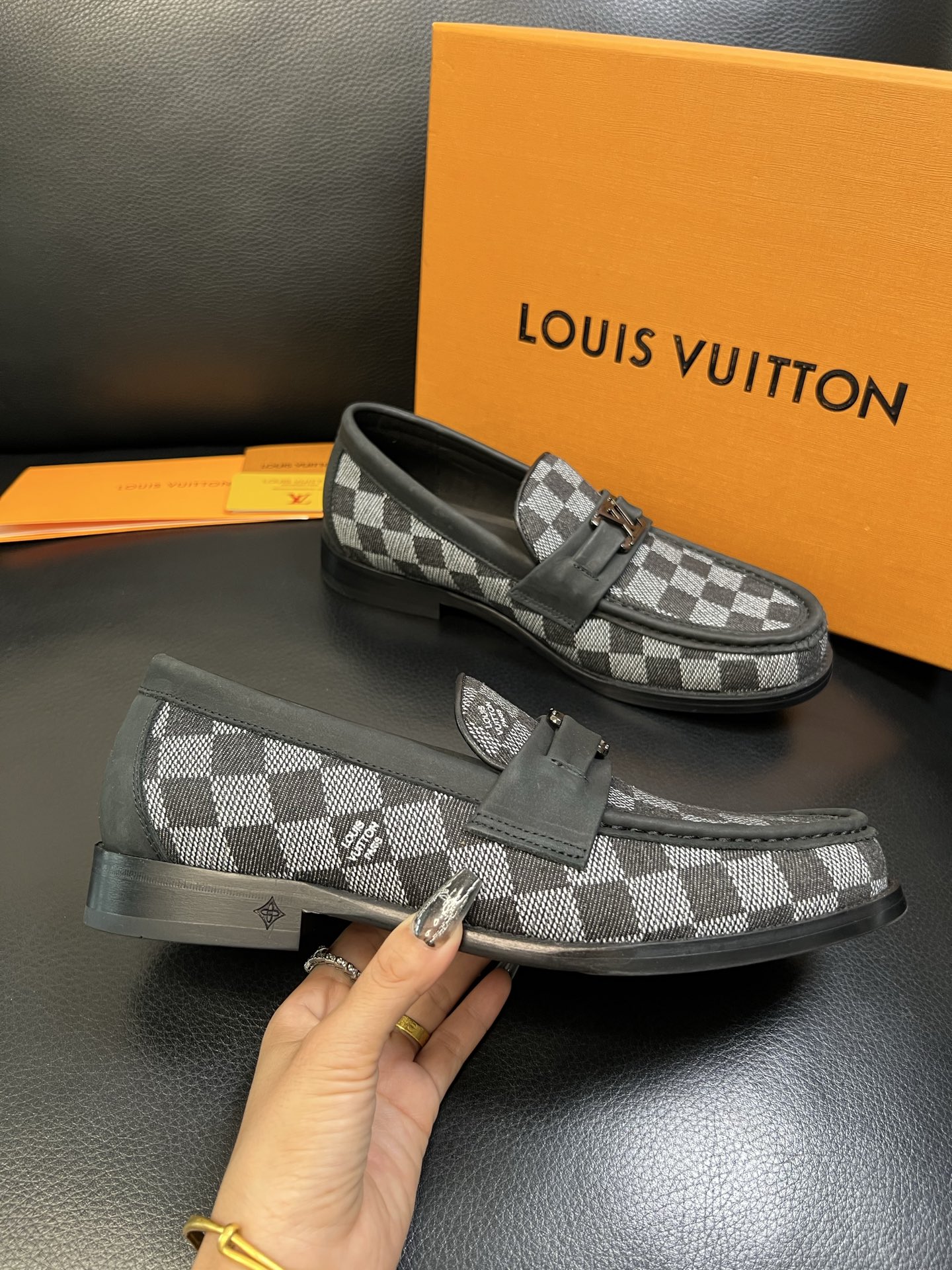 Lv 高品质 顶级工艺品 路易威登 皮鞋专柜同步原厂配置，鞋面意大利进口，进口水染牛皮内里，鞋底：原厂特