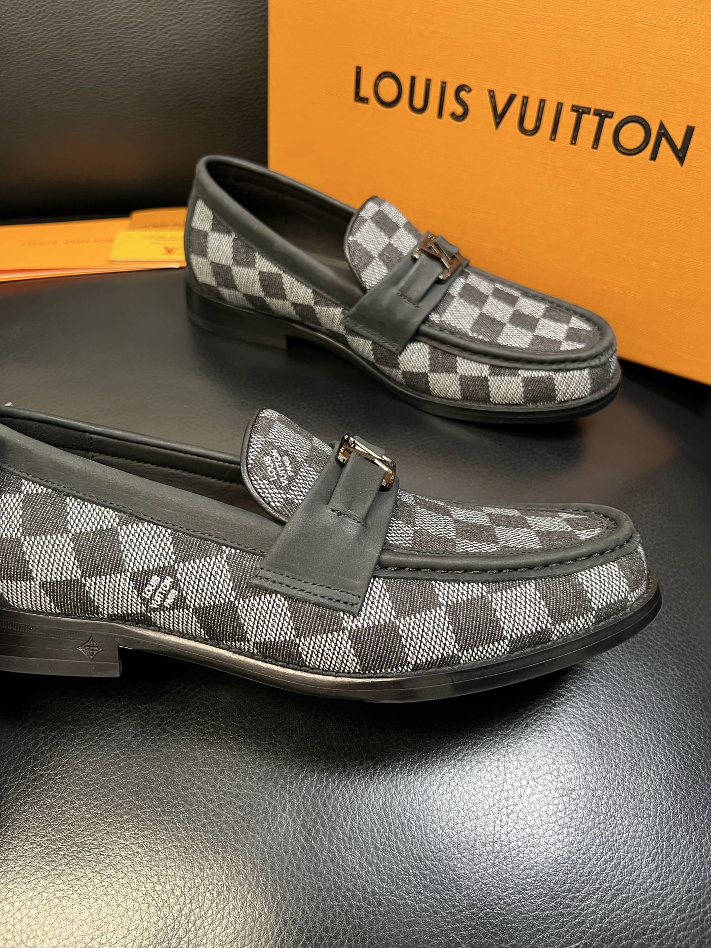 Lv 高品质 顶级工艺品 路易威登 皮鞋专柜同步原厂配置，鞋面意大利进口，进口水染牛皮内里，鞋底：原厂特