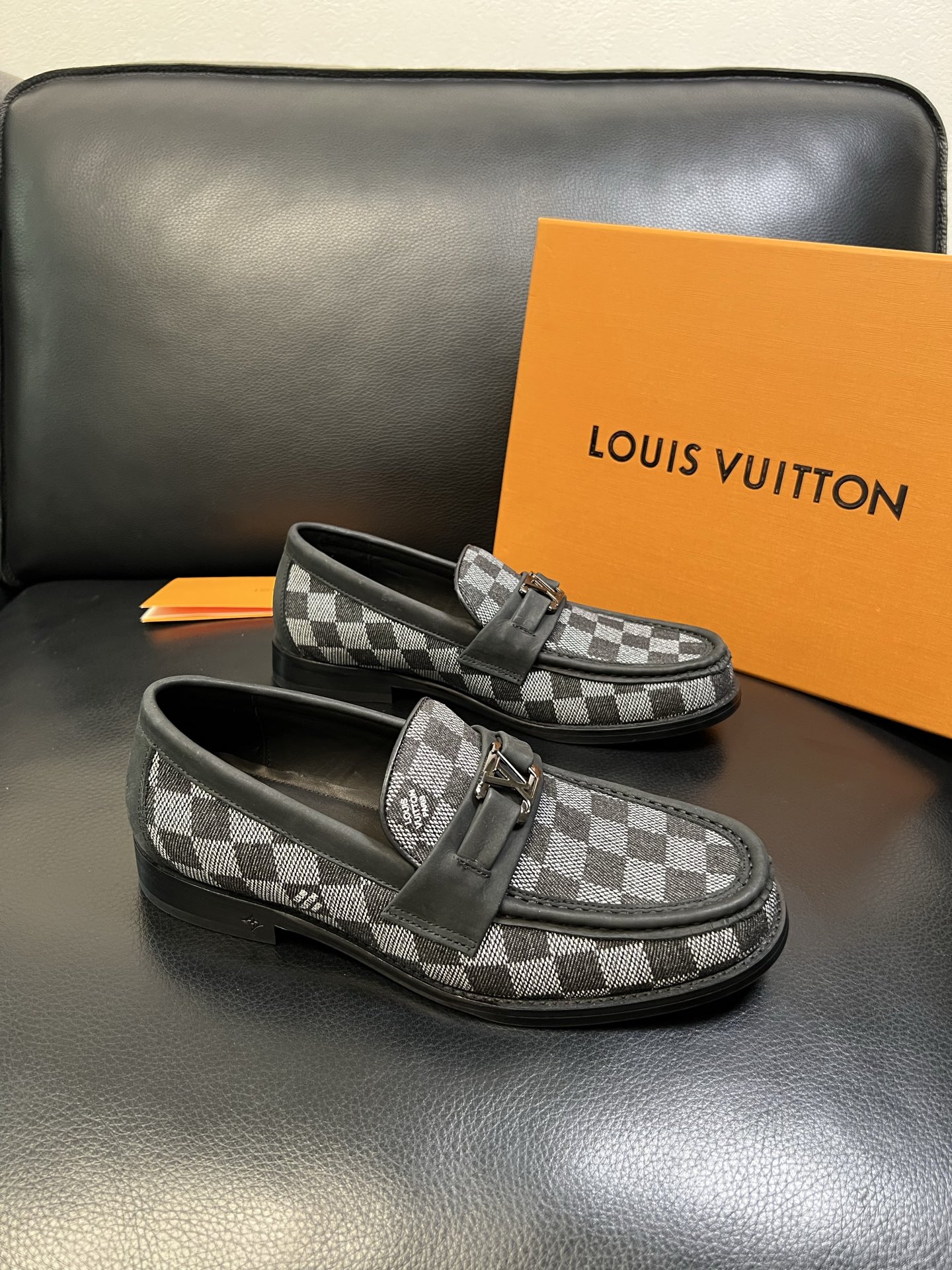 Lv 高品质 顶级工艺品 路易威登 皮鞋专柜同步原厂配置，鞋面意大利进口，进口水染牛皮内里，鞋底：原厂特