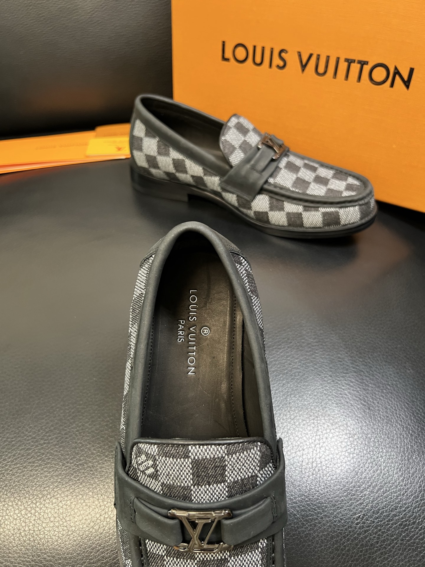 Lv 高品质 顶级工艺品 路易威登 皮鞋专柜同步原厂配置，鞋面意大利进口，进口水染牛皮内里，鞋底：原厂特