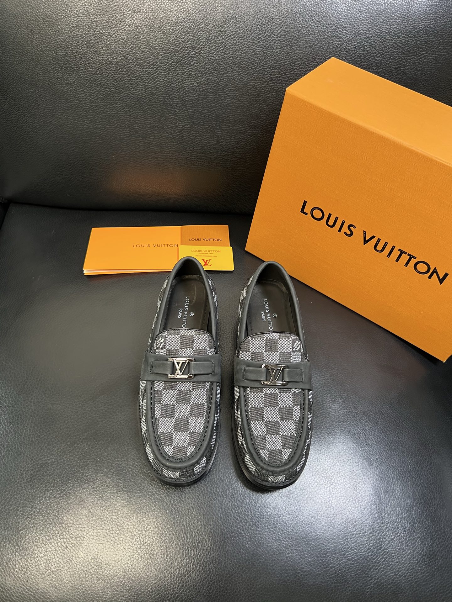Lv 高品质 顶级工艺品 路易威登 皮鞋专柜同步原厂配置，鞋面意大利进口，进口水染牛皮内里，鞋底：原厂特
