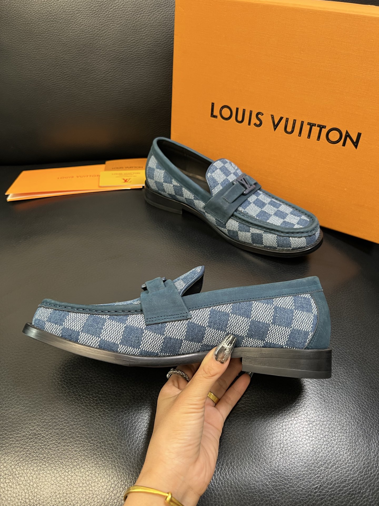 Lv 高品质 顶级工艺品 路易威登 皮鞋专柜同步原厂配置，鞋面意大利进口，进口水染牛皮内里，鞋底：原厂特