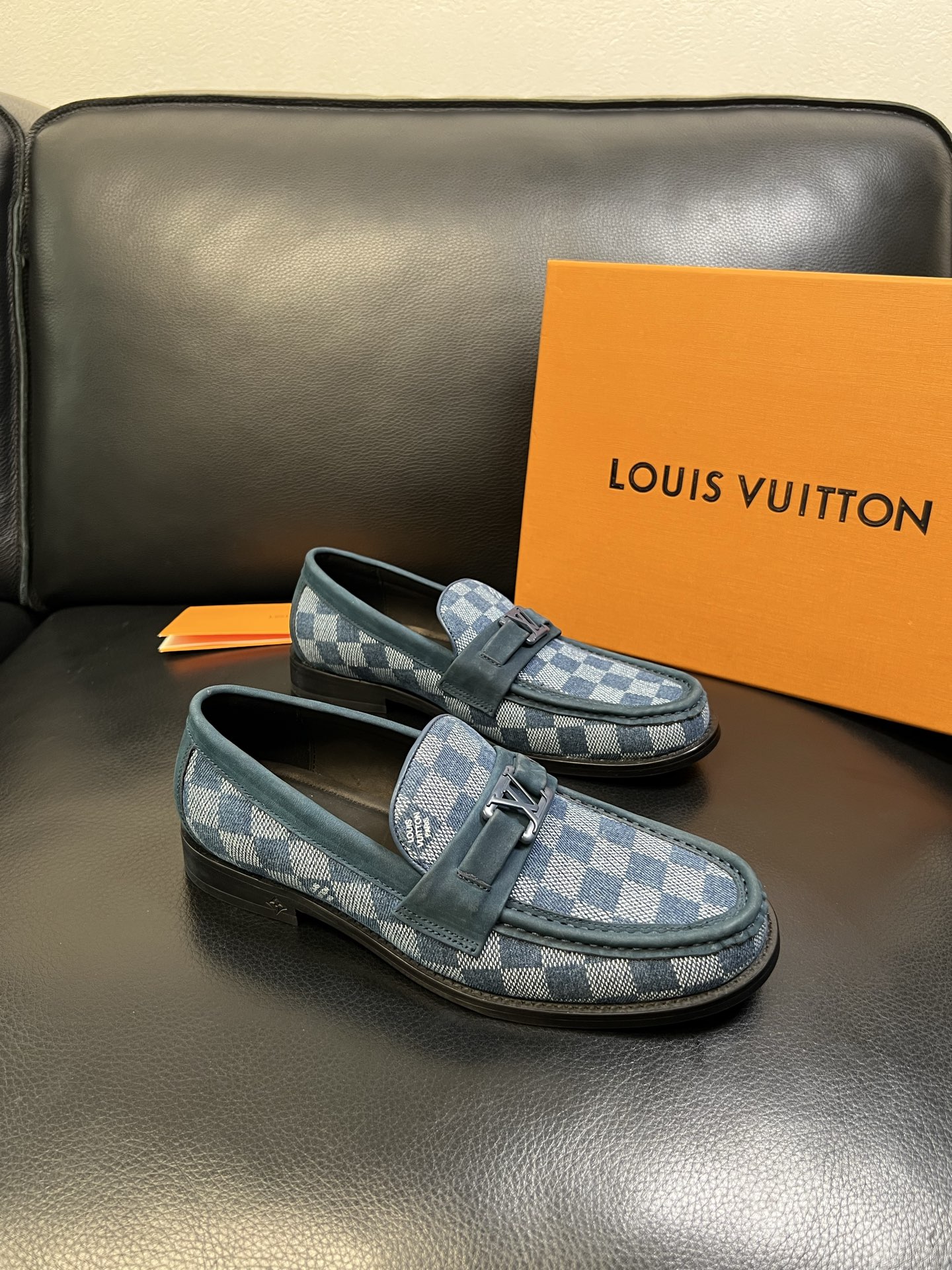 NO:556518,Lv high quality top handicrafts Louis Vuitton leather shoes counter synchronized with original factory configuration, uppers imported from Italy, imported water-dyed cowhide lining, soles specially supplied with original genuine leather soles, original factory and single goods, welcome to compare, code number 39-44 (customized 38 45),, louis vuitton, louis vuitton, cowhide19860909Lv 高品质 顶级工艺品路易威登 皮鞋专柜同步原厂配置,鞋面意大利进口,进口水染牛皮内里,鞋底原厂特供原版真皮底,原厂跟单货,欢迎对比,码数 39-44（订做38 45）,,louis vuitton,louis vuitton,cowhide,Men's shoes