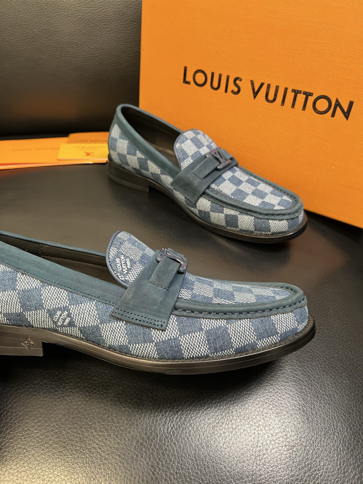 Lv 高品质 顶级工艺品 路易威登 皮鞋专柜同步原厂配置，鞋面意大利进口，进口水染牛皮内里，鞋底：原厂特