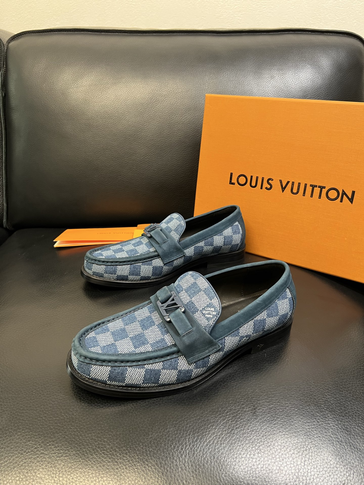 Lv 高品质 顶级工艺品 路易威登 皮鞋专柜同步原厂配置，鞋面意大利进口，进口水染牛皮内里，鞋底：原厂特