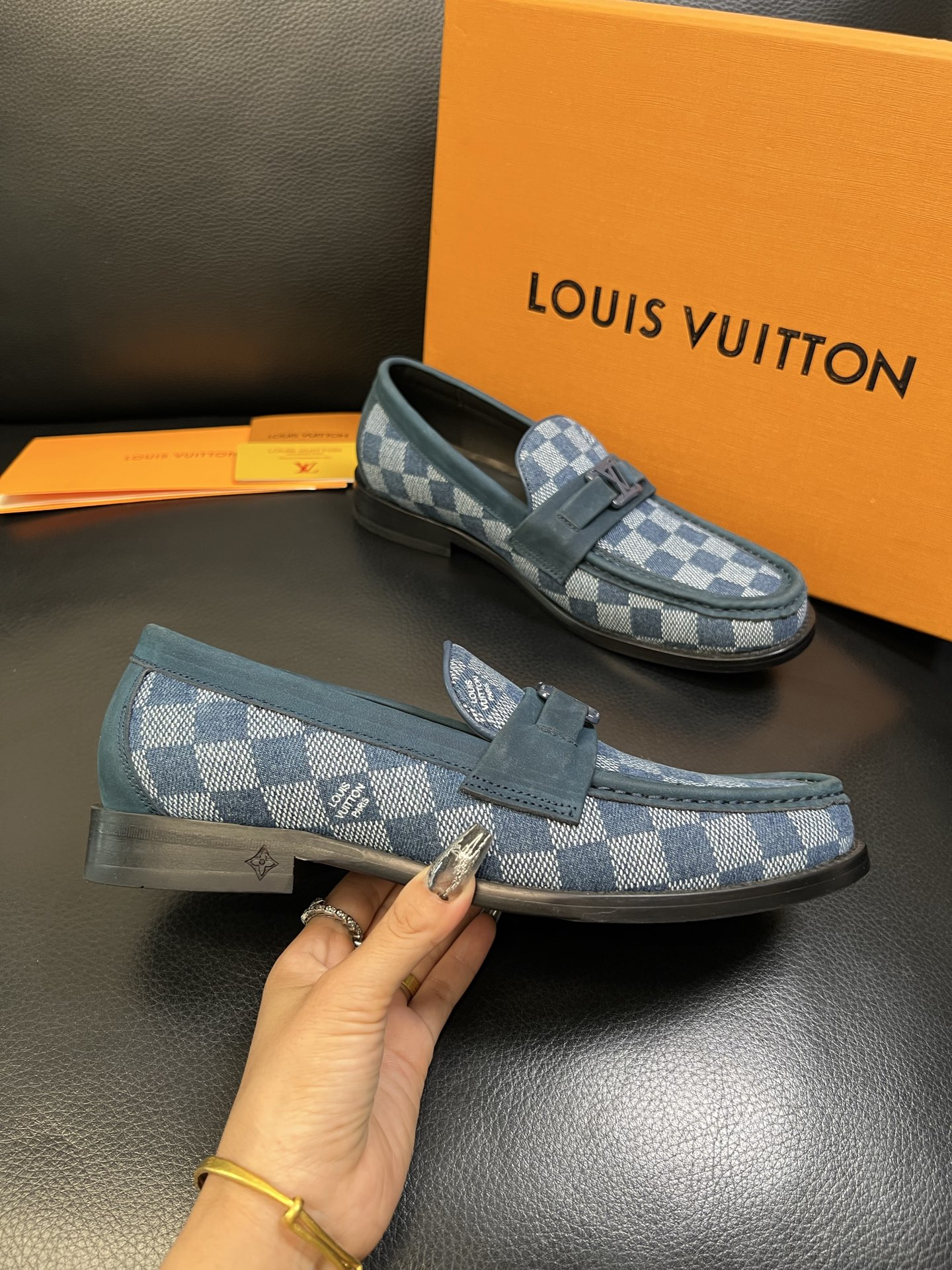 Lv 高品质 顶级工艺品 路易威登 皮鞋专柜同步原厂配置，鞋面意大利进口，进口水染牛皮内里，鞋底：原厂特