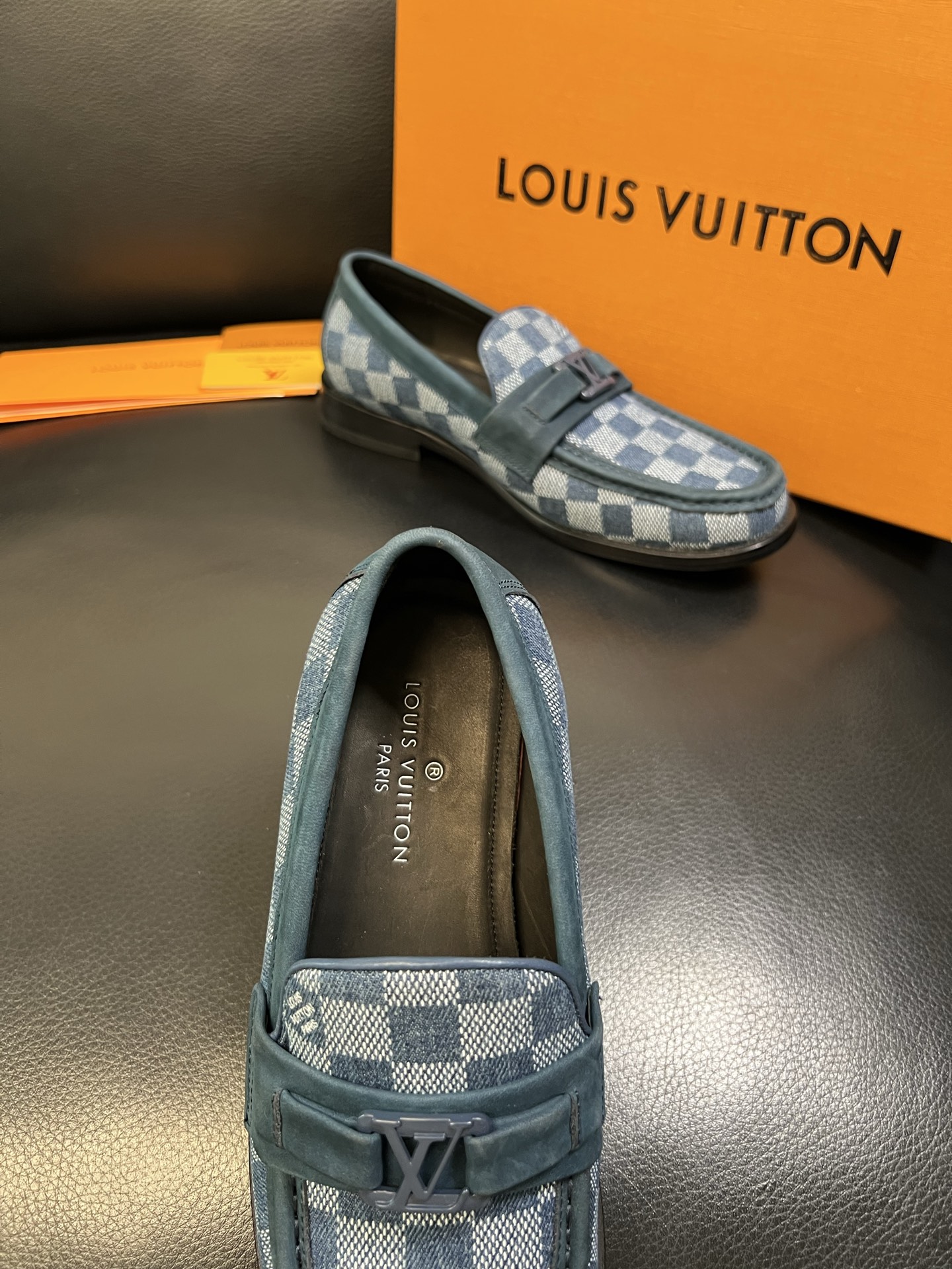 Lv 高品质 顶级工艺品 路易威登 皮鞋专柜同步原厂配置，鞋面意大利进口，进口水染牛皮内里，鞋底：原厂特