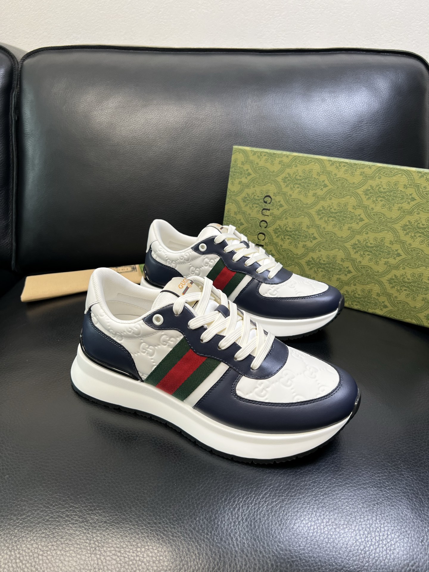 NO:556932,Gucci high-quality top handicrafts Gucci counter new model original configuration, Italian imported cowhide with printed fabrics, imported cowhide lining, breathable and comfortable, original soles are super comfortable, original factory and single goods are high quality, welcome to compare, code number 38-44 (customized 45),,gucci,cowhide19860909Gucci 高品质 顶级工艺品 古奇 专柜新款原厂配置,意大利进口牛皮搭配印花面料,进口牛皮内里垫,透气舒适,鞋底原厂特供原版底超级舒适,原厂跟单货高品质,欢迎对比,码数 38-44（订做 45）,,gucci,cowhide,Men's shoes