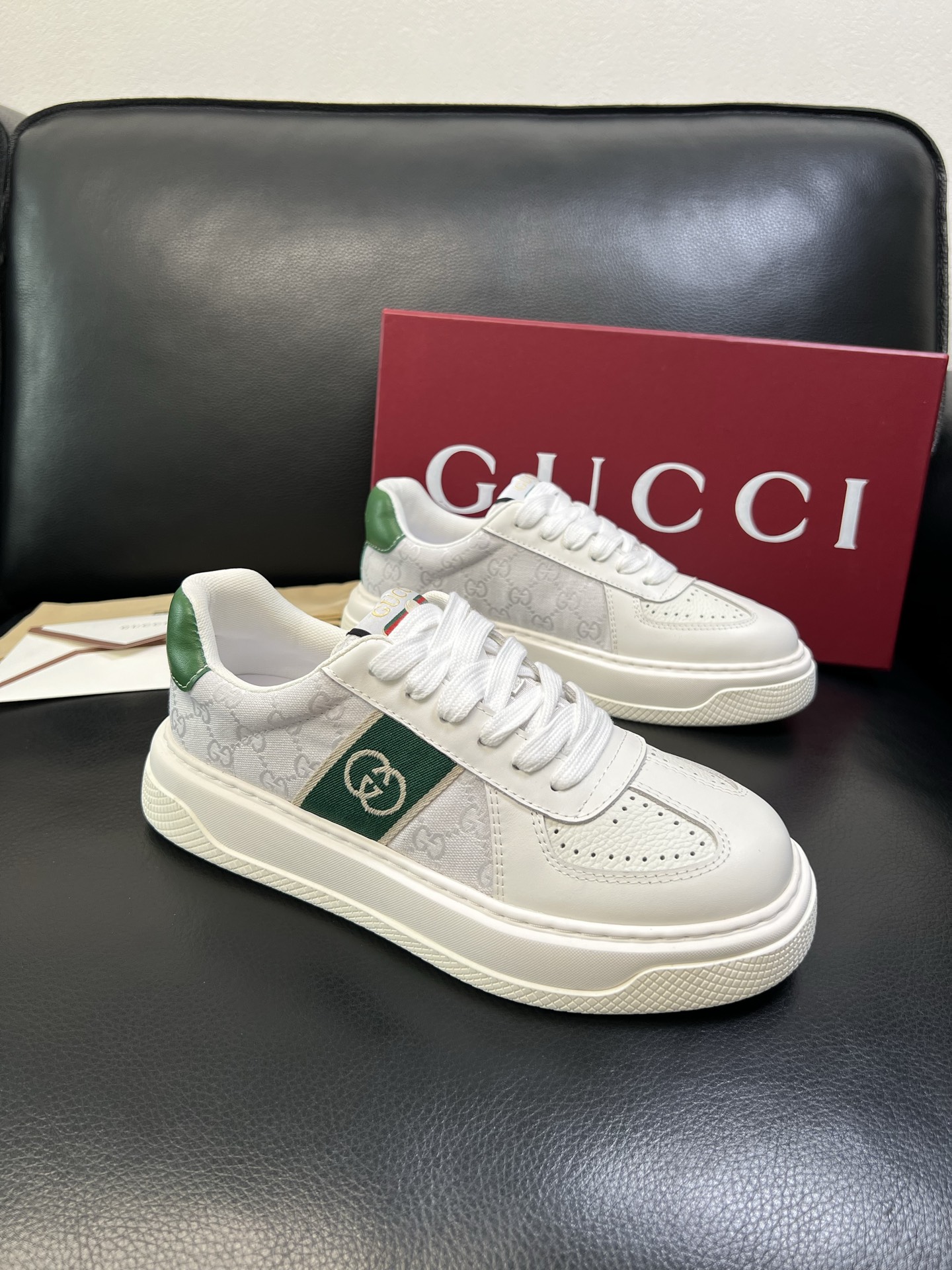 NO:556941,Gucci high-quality top handicrafts Gucci counter new model original configuration, Italian imported cowhide with printed fabrics, imported cowhide lining, breathable and comfortable, original soles are super comfortable, original factory and single goods are of high quality, welcome to compare, code number 38-44 (customized 45 46),,gucci,cowhide19860909Gucci 高品质 顶级工艺品 古奇 专柜新款原厂配置,意大利进口牛皮搭配印花布面料,进口牛皮内里垫,透气舒适,鞋底原厂特供原版底超级舒适,原厂跟单货高品质,欢迎对比,码数 38-44（订做 45 46）,,gucci,cowhide,Men's shoes