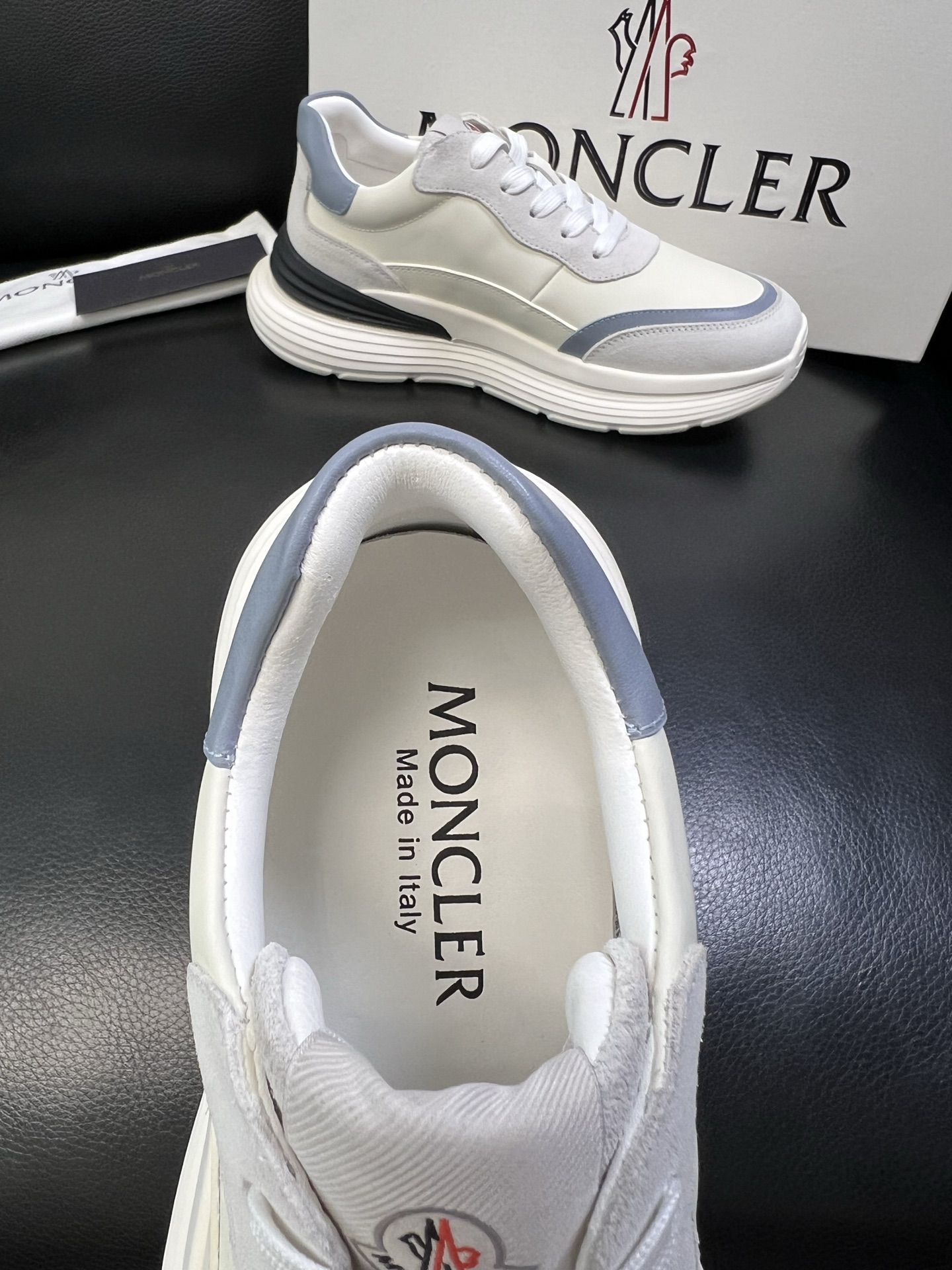 MONCLER 高品质 顶级工艺品 蒙口 新品专柜新款，原厂配置意大利进口牛皮搭配面料，高品质复杂拼接工
