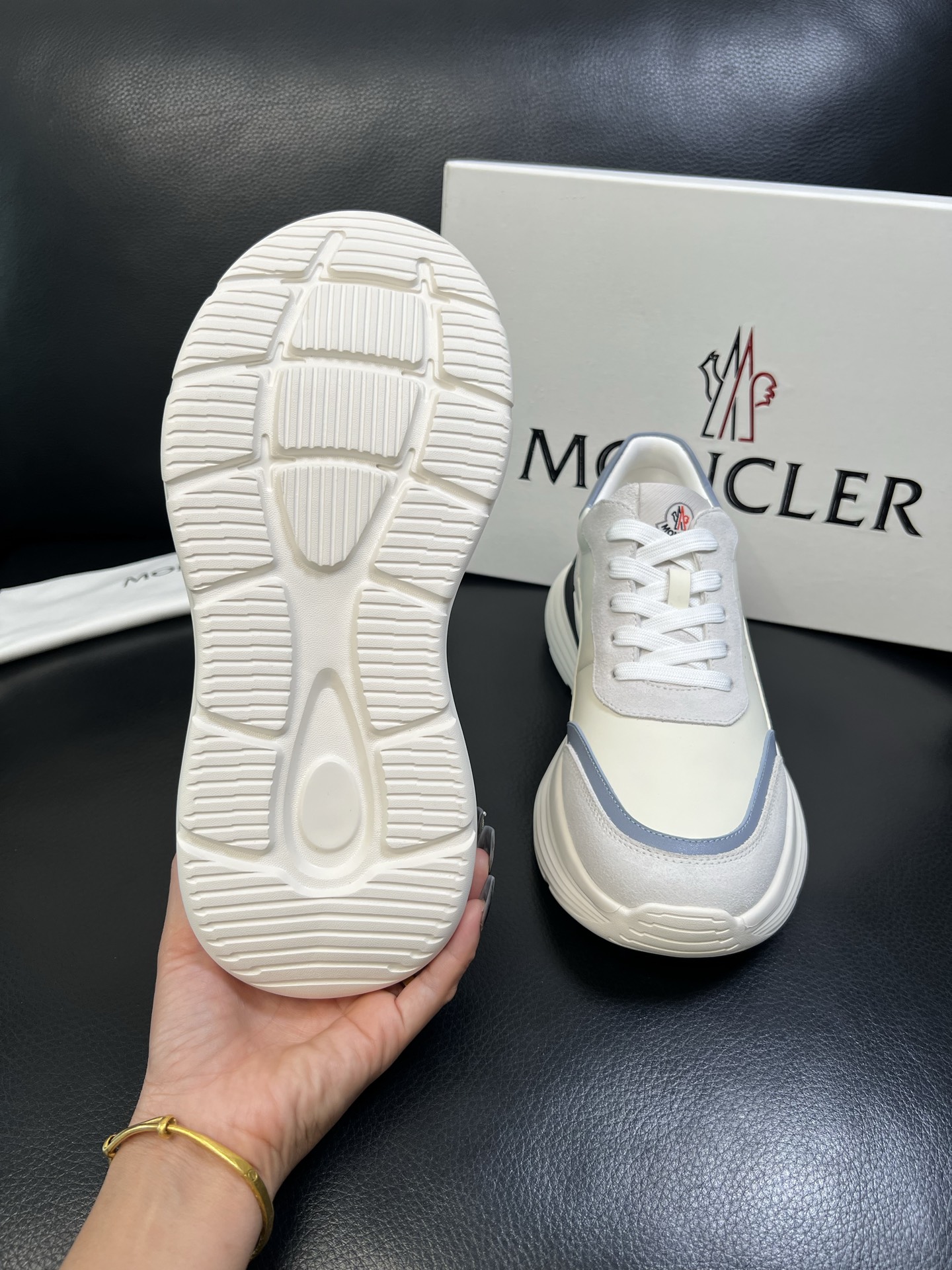 MONCLER 高品质 顶级工艺品 蒙口 新品专柜新款，原厂配置意大利进口牛皮搭配面料，高品质复杂拼接工