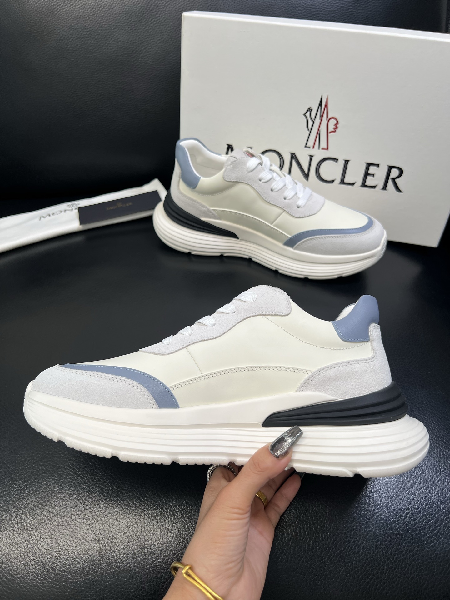 MONCLER 高品质 顶级工艺品 蒙口 新品专柜新款，原厂配置意大利进口牛皮搭配面料，高品质复杂拼接工