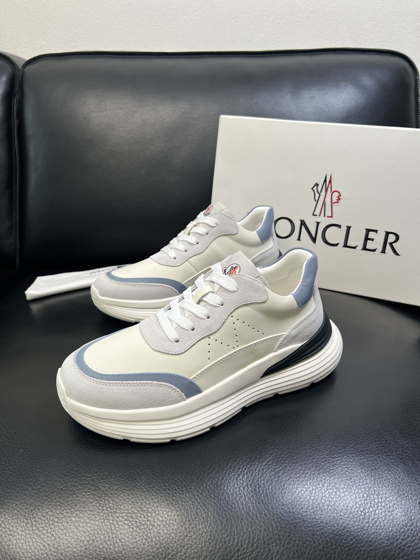 MONCLER 高品质 顶级工艺品 蒙口 新品专柜新款，原厂配置意大利进口牛皮搭配面料，高品质复杂拼接工