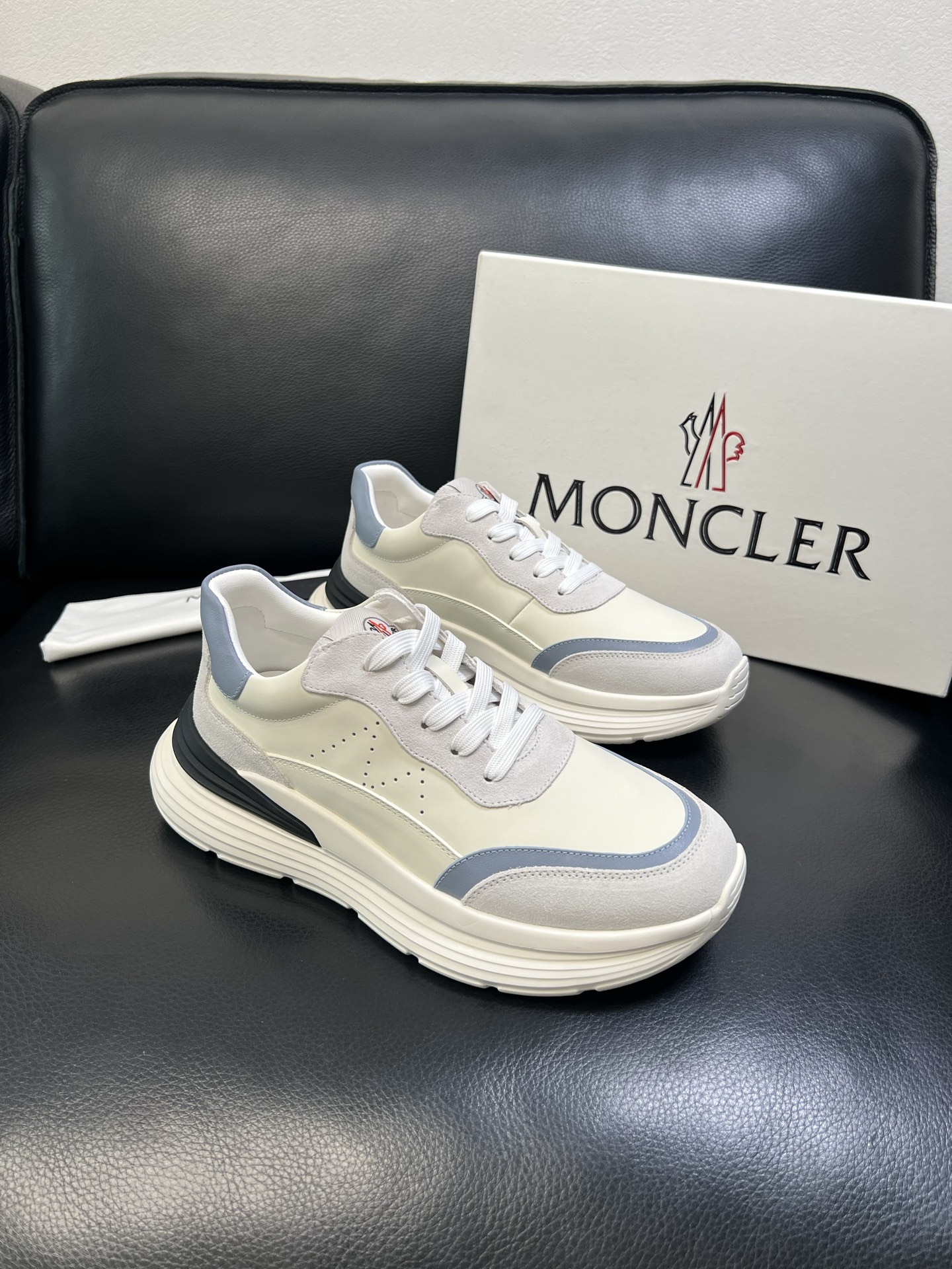 MONCLER 高品质 顶级工艺品 蒙口 新品专柜新款，原厂配置意大利进口牛皮搭配面料，高品质复杂拼接工