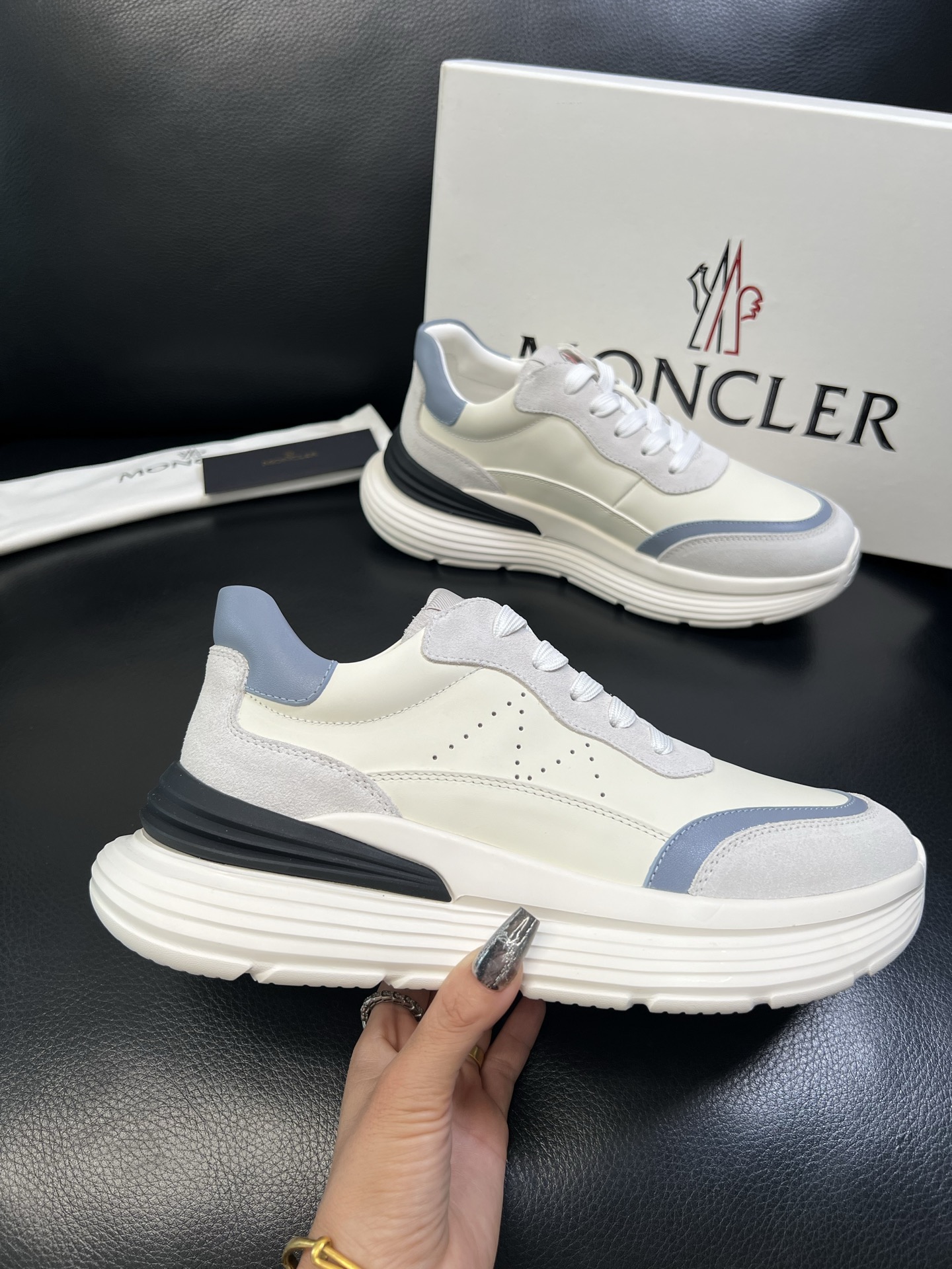 MONCLER 高品质 顶级工艺品 蒙口 新品专柜新款，原厂配置意大利进口牛皮搭配面料，高品质复杂拼接工