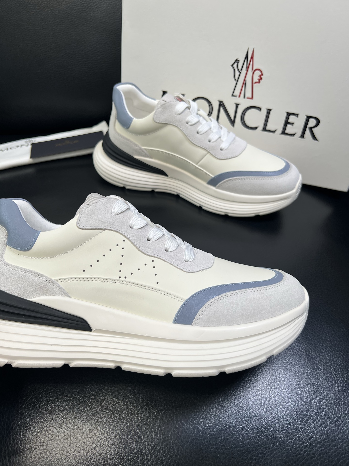 MONCLER 高品质 顶级工艺品 蒙口 新品专柜新款，原厂配置意大利进口牛皮搭配面料，高品质复杂拼接工