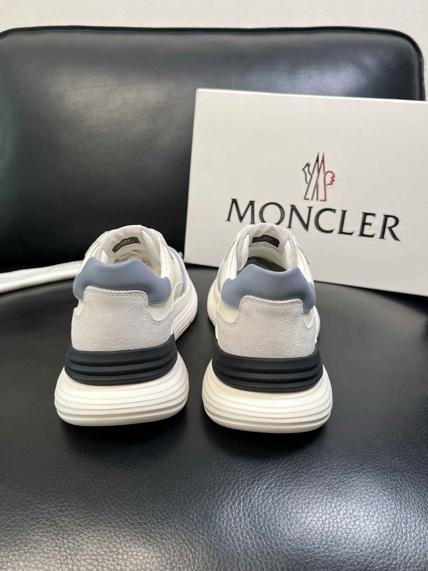 MONCLER 高品质 顶级工艺品 蒙口 新品专柜新款，原厂配置意大利进口牛皮搭配面料，高品质复杂拼接工