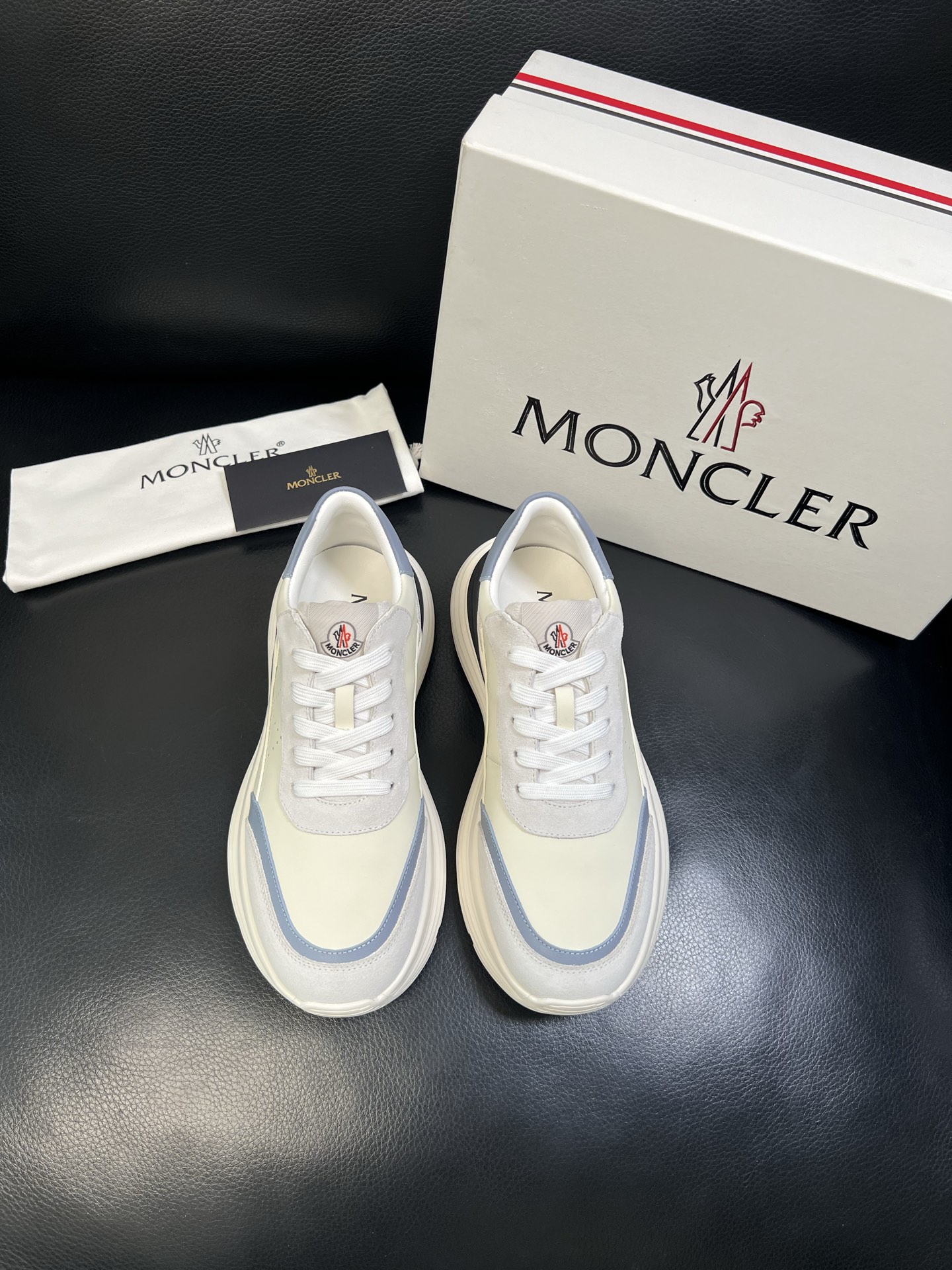 MONCLER 高品质 顶级工艺品 蒙口 新品专柜新款，原厂配置意大利进口牛皮搭配面料，高品质复杂拼接工