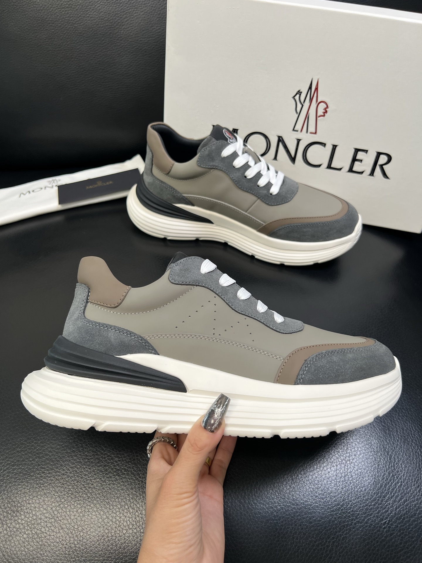 MONCLER 高品质 顶级工艺品 蒙口 新品专柜新款，原厂配置意大利进口牛皮搭配面料，高品质复杂拼接工