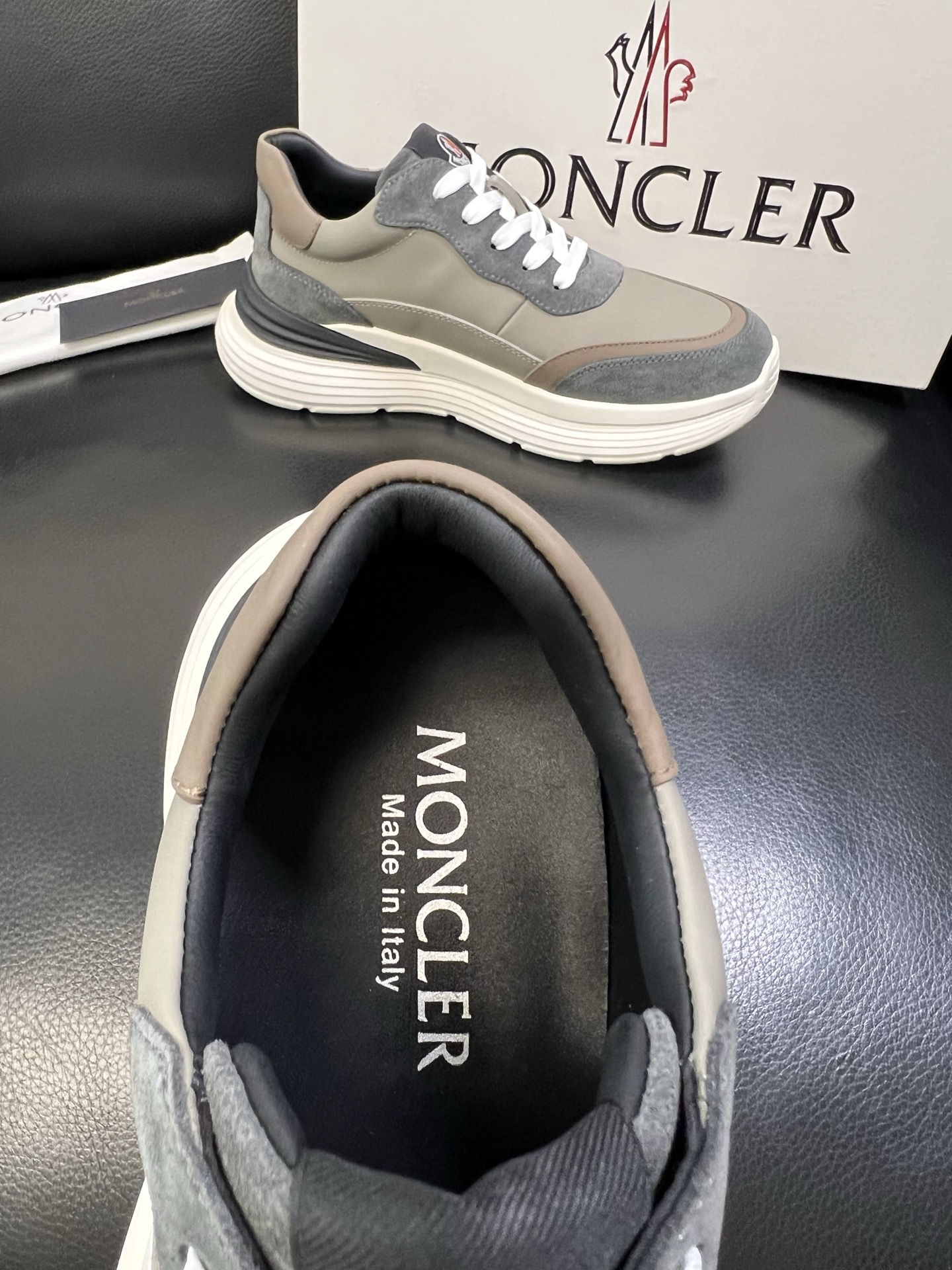 MONCLER 高品质 顶级工艺品 蒙口 新品专柜新款，原厂配置意大利进口牛皮搭配面料，高品质复杂拼接工