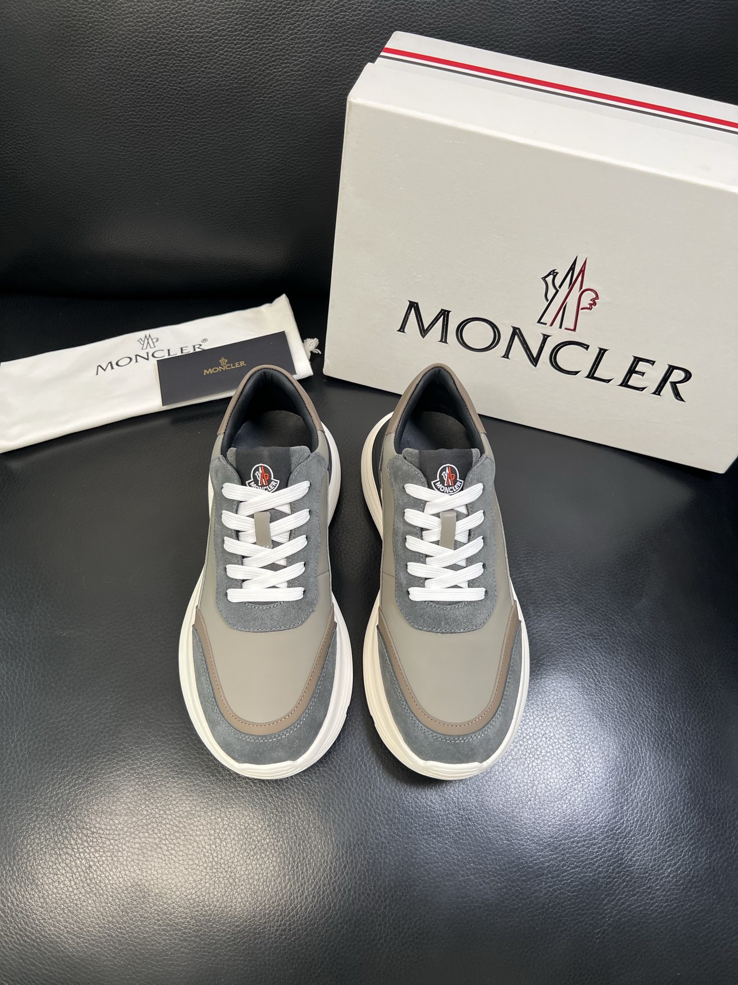 MONCLER 高品质 顶级工艺品 蒙口 新品专柜新款，原厂配置意大利进口牛皮搭配面料，高品质复杂拼接工