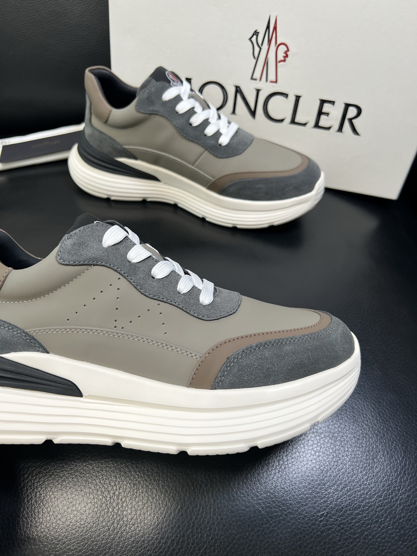 MONCLER 高品质 顶级工艺品 蒙口 新品专柜新款，原厂配置意大利进口牛皮搭配面料，高品质复杂拼接工