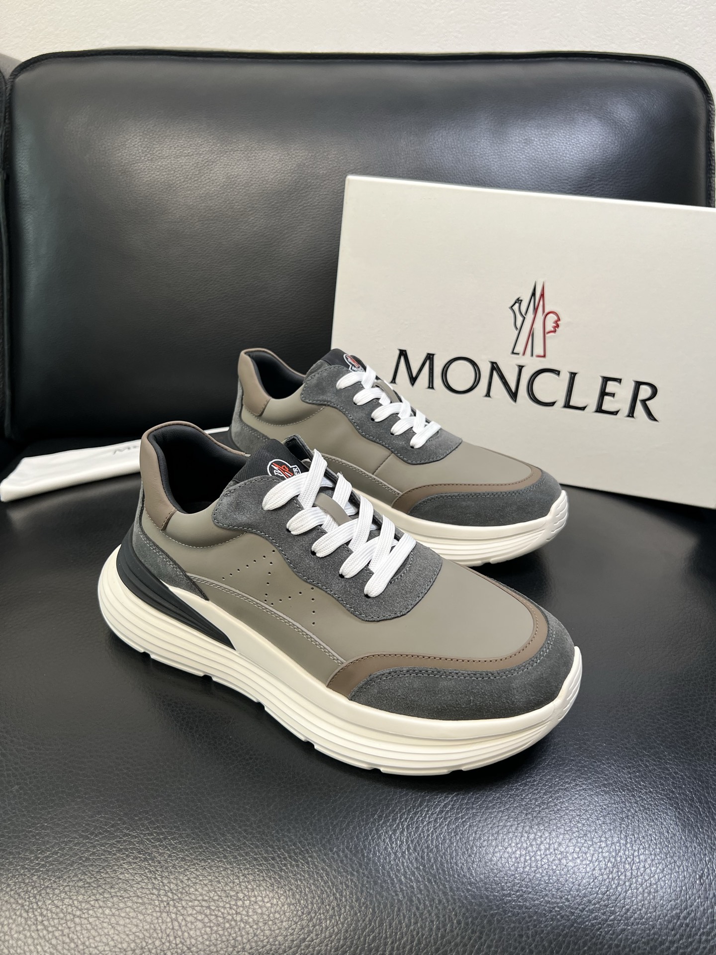 MONCLER 高品质 顶级工艺品 蒙口 新品专柜新款，原厂配置意大利进口牛皮搭配面料，高品质复杂拼接工