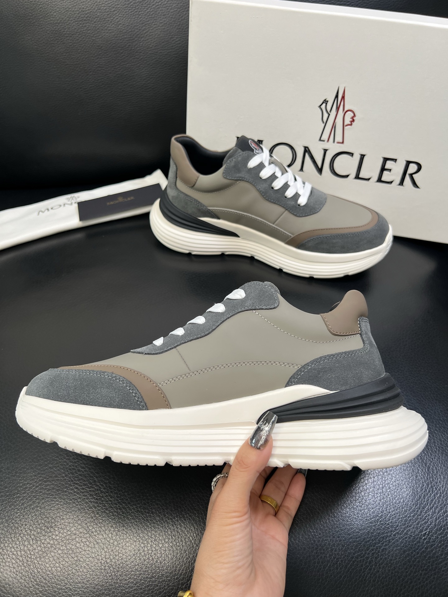 MONCLER 高品质 顶级工艺品 蒙口 新品专柜新款，原厂配置意大利进口牛皮搭配面料，高品质复杂拼接工