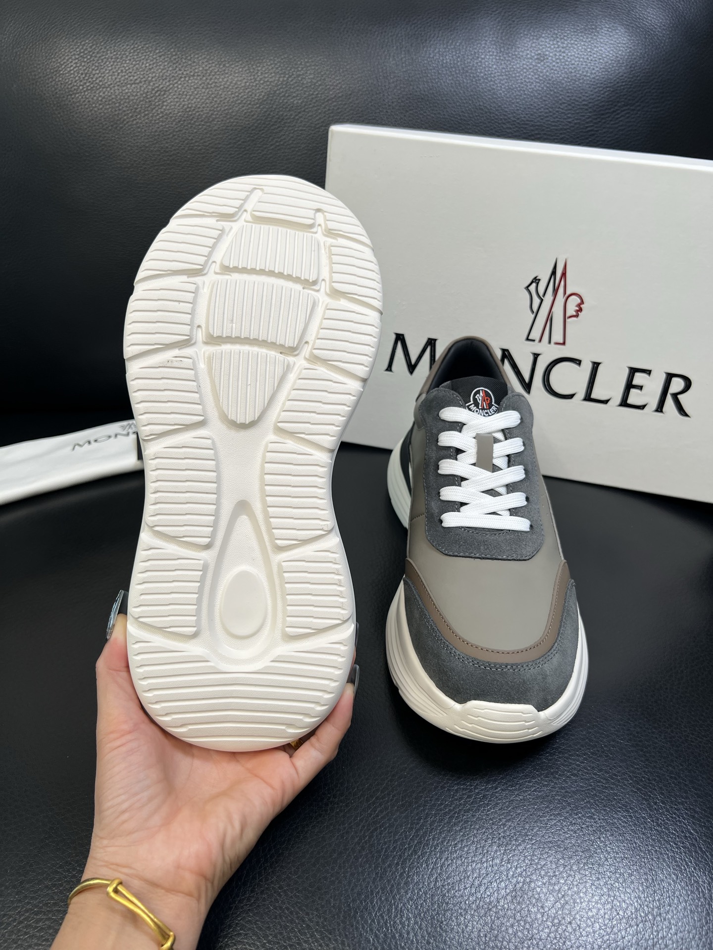 MONCLER 高品质 顶级工艺品 蒙口 新品专柜新款，原厂配置意大利进口牛皮搭配面料，高品质复杂拼接工
