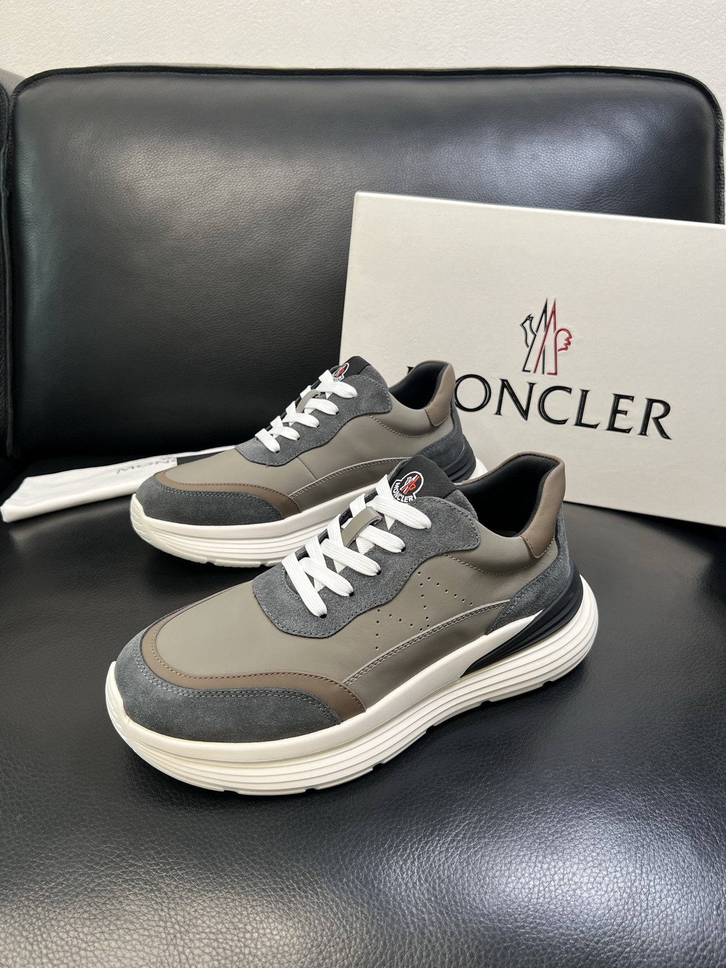 MONCLER 高品质 顶级工艺品 蒙口 新品专柜新款，原厂配置意大利进口牛皮搭配面料，高品质复杂拼接工