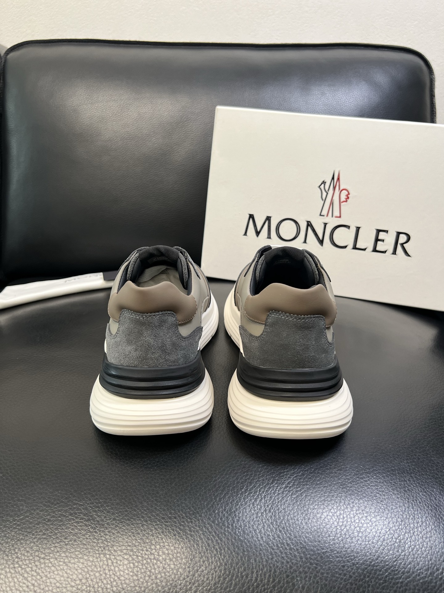MONCLER 高品质 顶级工艺品 蒙口 新品专柜新款，原厂配置意大利进口牛皮搭配面料，高品质复杂拼接工