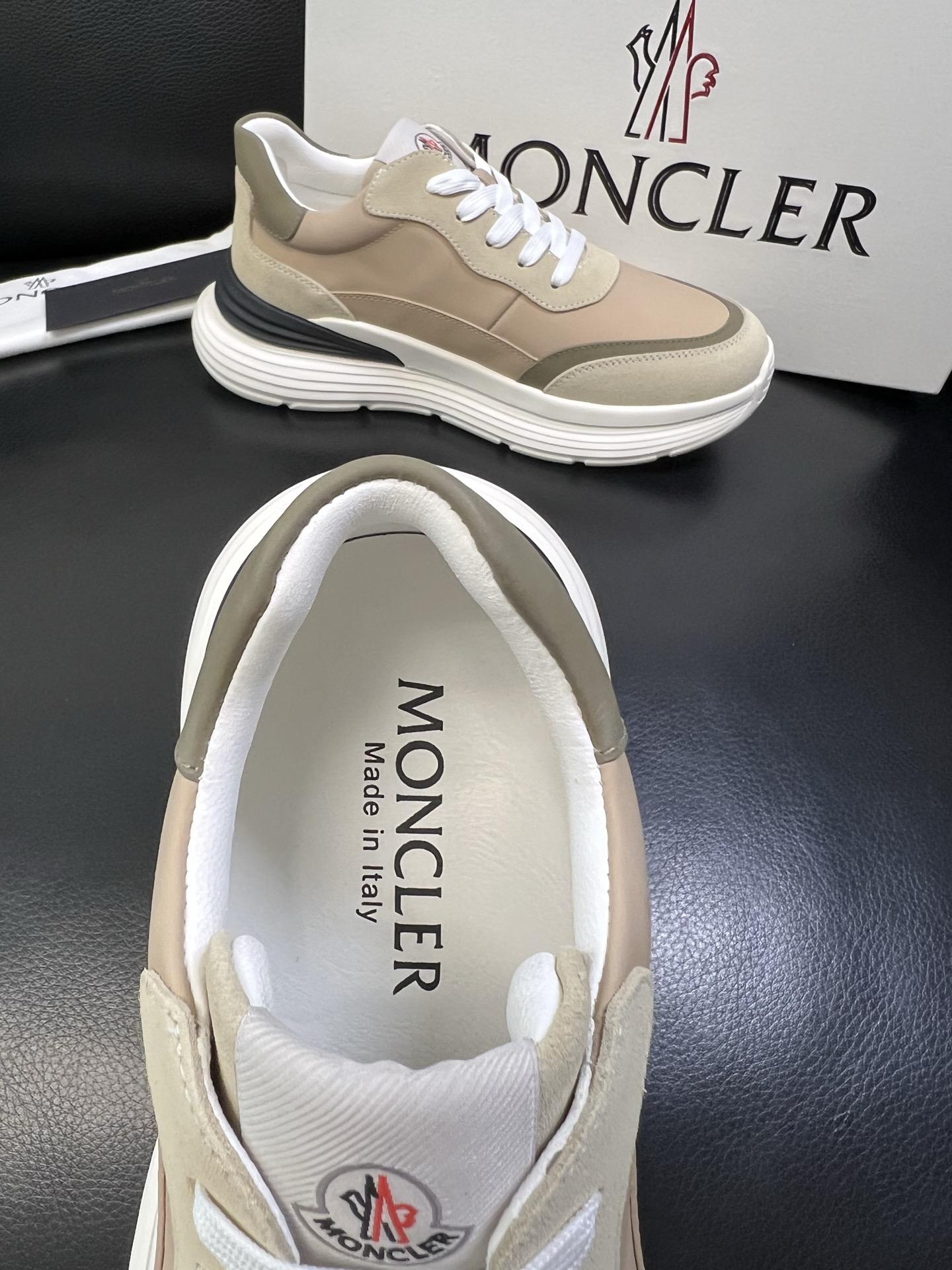 MONCLER 高品质 顶级工艺品 蒙口 新品专柜新款，原厂配置意大利进口牛皮搭配面料，高品质复杂拼接工