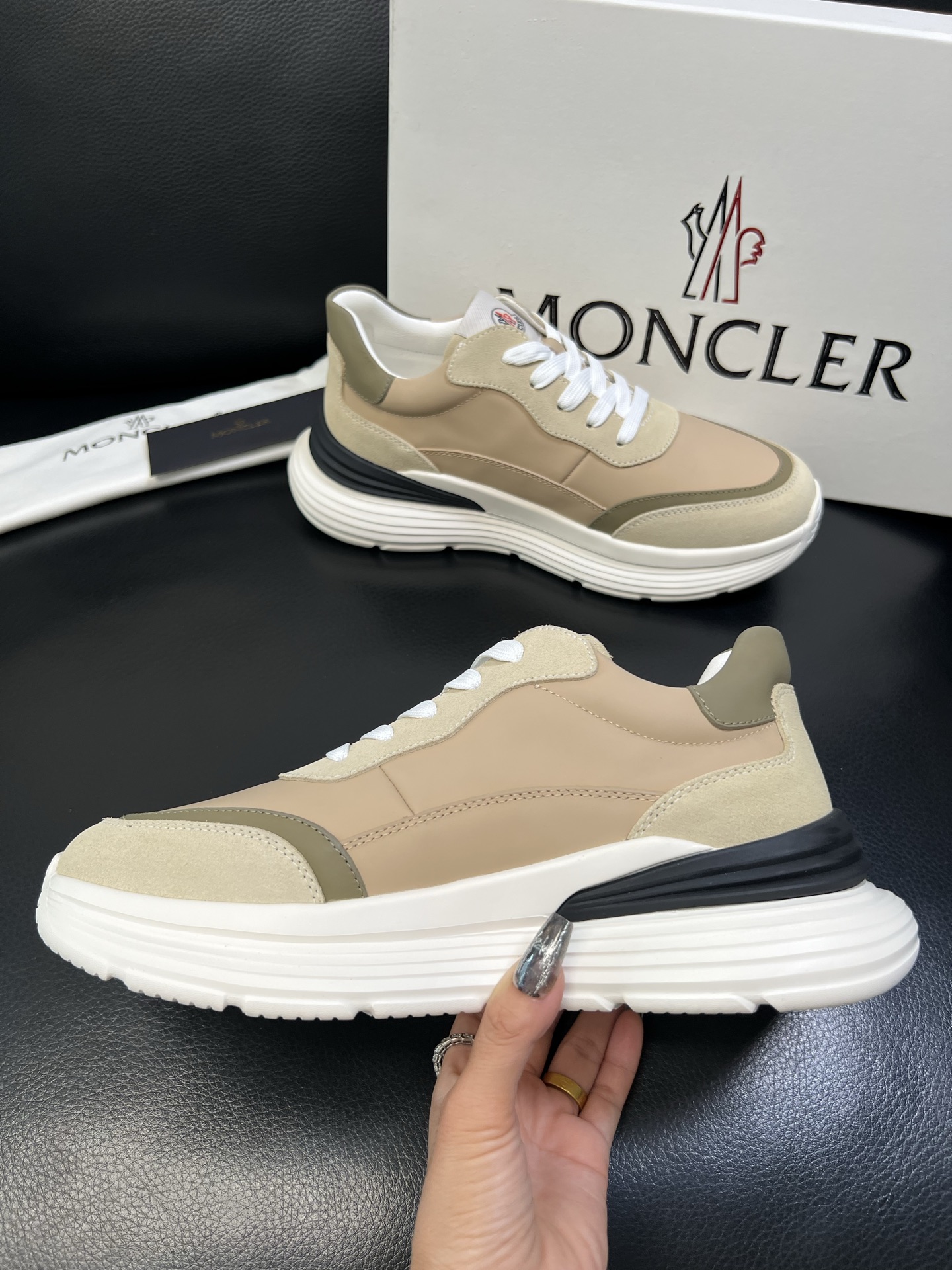 MONCLER 高品质 顶级工艺品 蒙口 新品专柜新款，原厂配置意大利进口牛皮搭配面料，高品质复杂拼接工