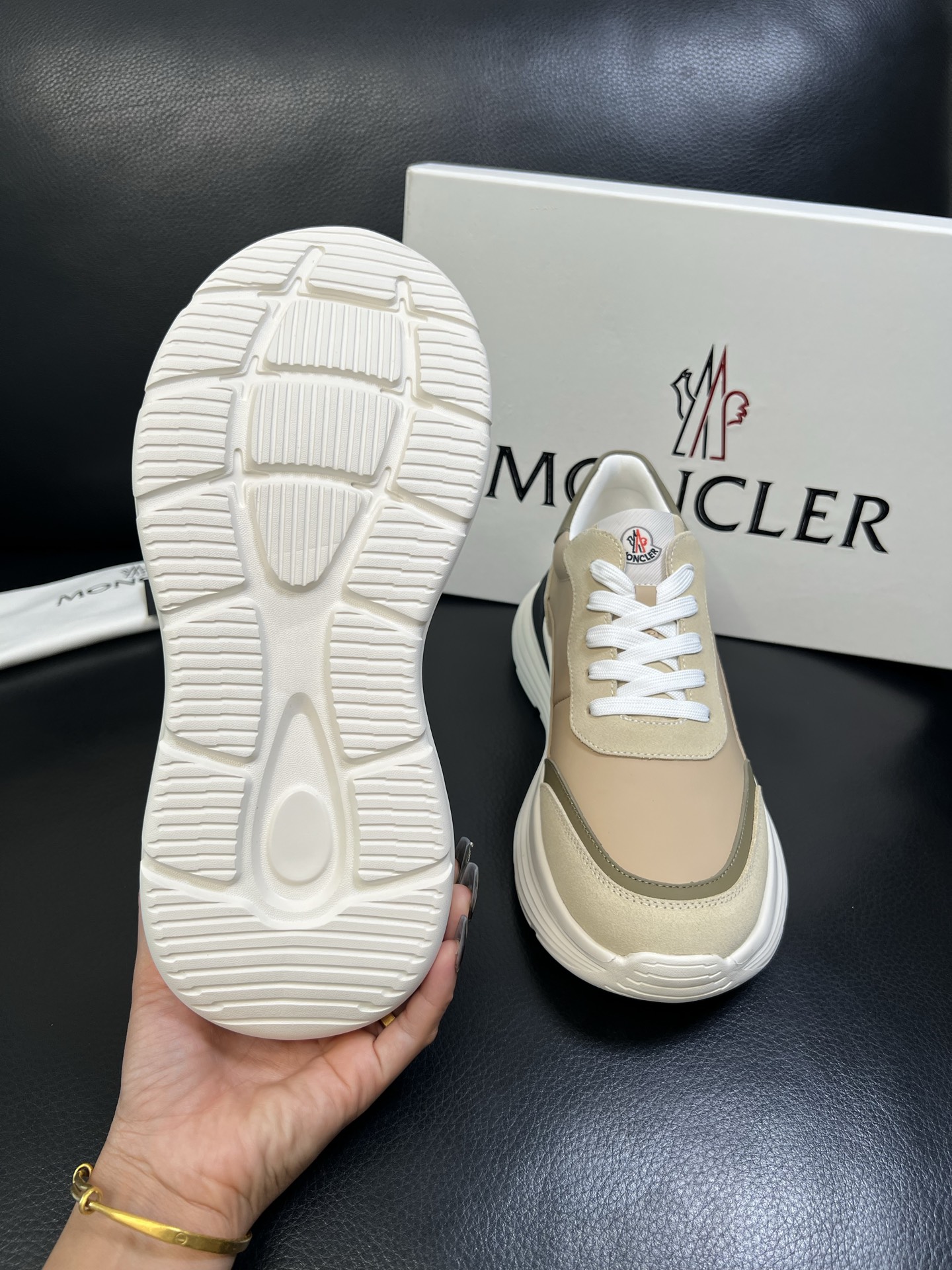 MONCLER 高品质 顶级工艺品 蒙口 新品专柜新款，原厂配置意大利进口牛皮搭配面料，高品质复杂拼接工