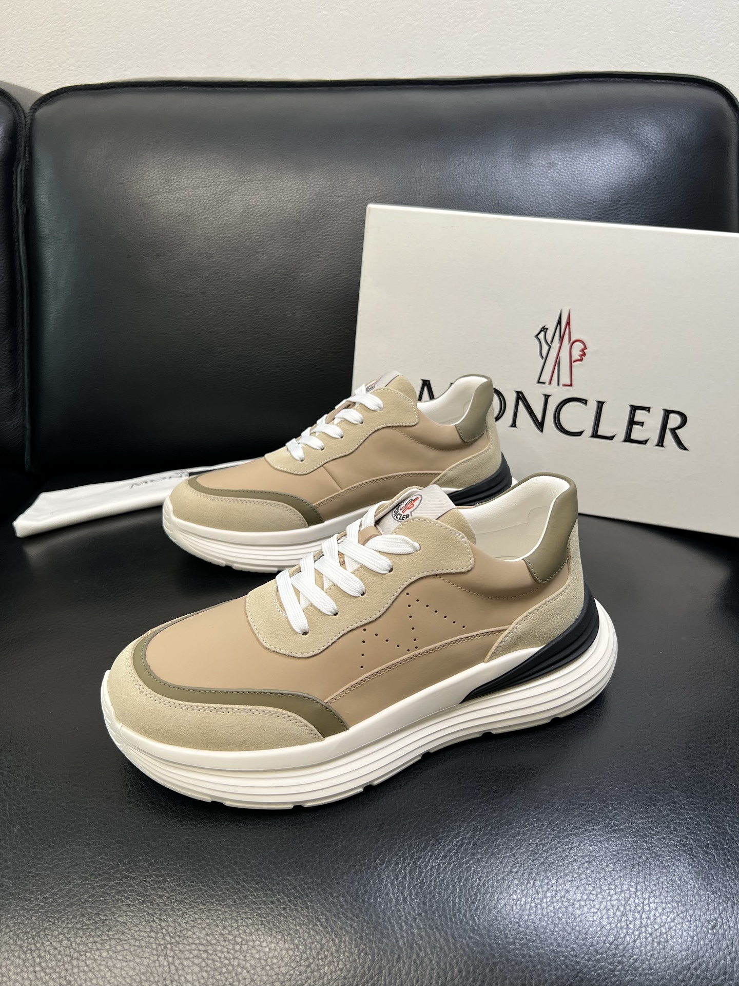 MONCLER 高品质 顶级工艺品 蒙口 新品专柜新款，原厂配置意大利进口牛皮搭配面料，高品质复杂拼接工