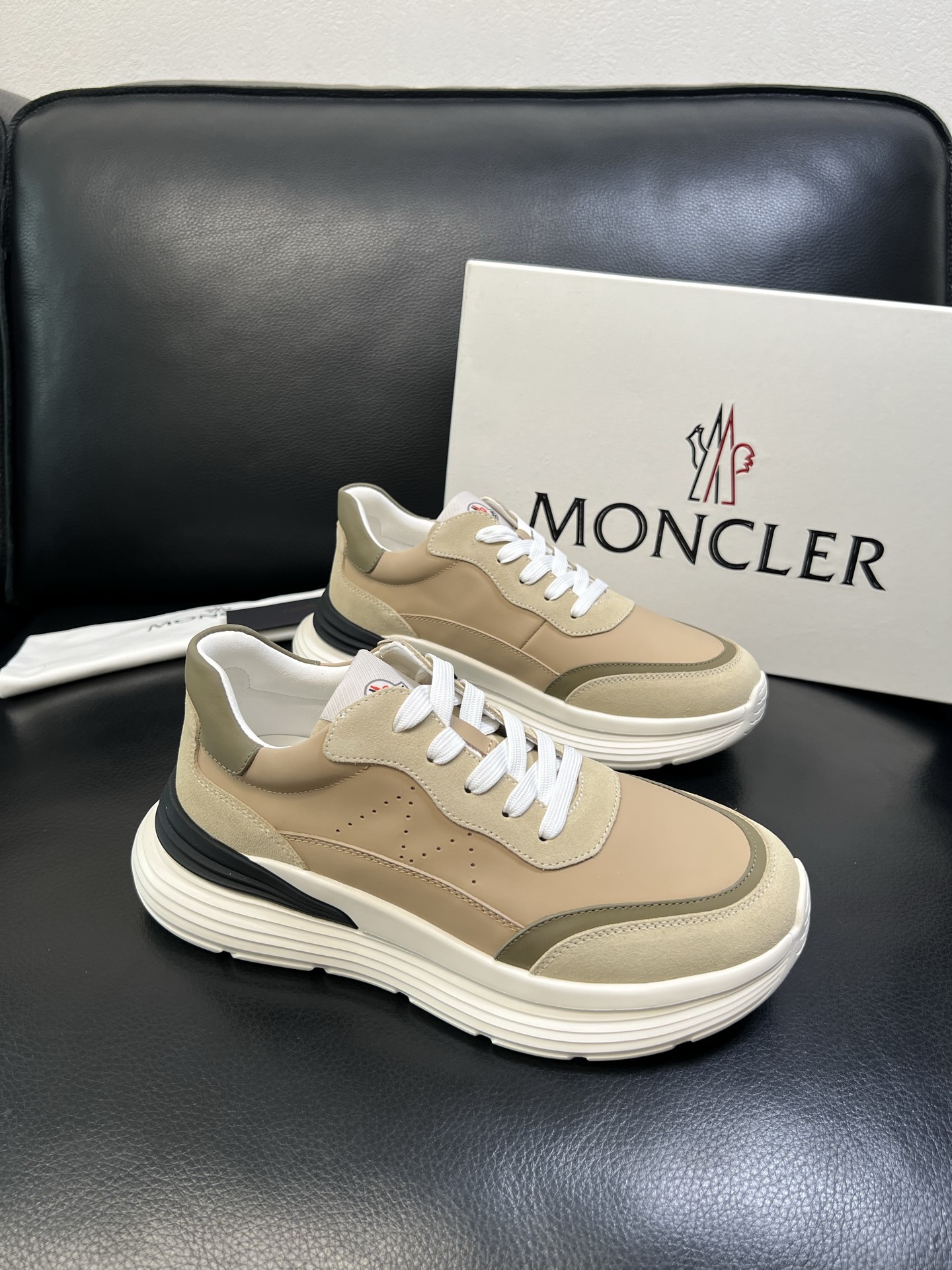 NO:556949,MONCLER high-quality top handicraft mouthpiece, new product counter, original factory configuration of imported cowhide from Italy with fabrics, high-quality complex splicing process, imported water-dyed cowhide inner padding, breathable and comfortable. The original sole is super comfortable, original factory follow-up, welcome to compare, code number 39-44 (customized 38 45), Moncler, cowhide19860909MONCLER 高品质 顶级工艺品蒙口 新品专柜新款,原厂配置意大利进口牛皮搭配面料,高品质复杂拼接工艺,进口水染牛皮内里垫透气舒适 鞋底原厂特供原版底超级舒适,原厂跟单,欢迎对比,码数 39-44（订做 38 45）,,Moncler,cowhide,Men's shoes