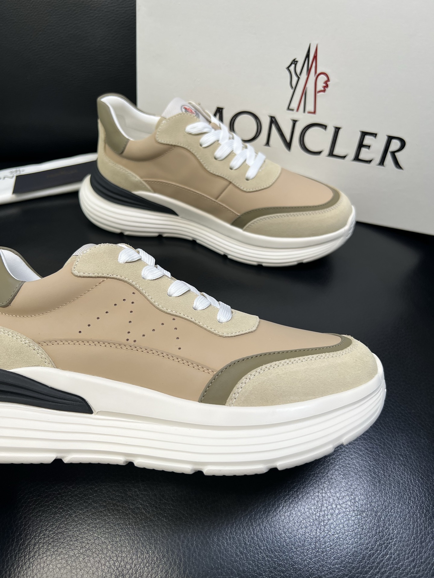 MONCLER 高品质 顶级工艺品 蒙口 新品专柜新款，原厂配置意大利进口牛皮搭配面料，高品质复杂拼接工