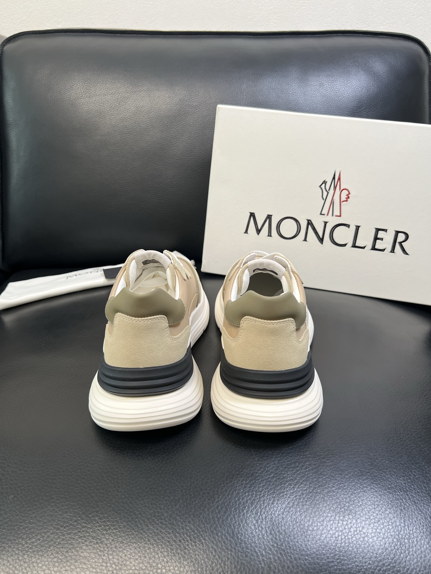 MONCLER 高品质 顶级工艺品 蒙口 新品专柜新款，原厂配置意大利进口牛皮搭配面料，高品质复杂拼接工