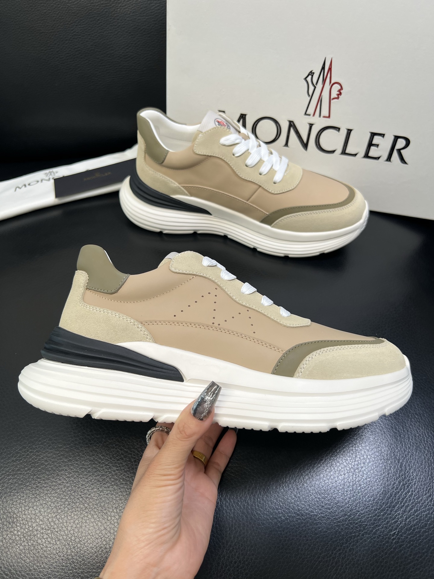 MONCLER 高品质 顶级工艺品 蒙口 新品专柜新款，原厂配置意大利进口牛皮搭配面料，高品质复杂拼接工