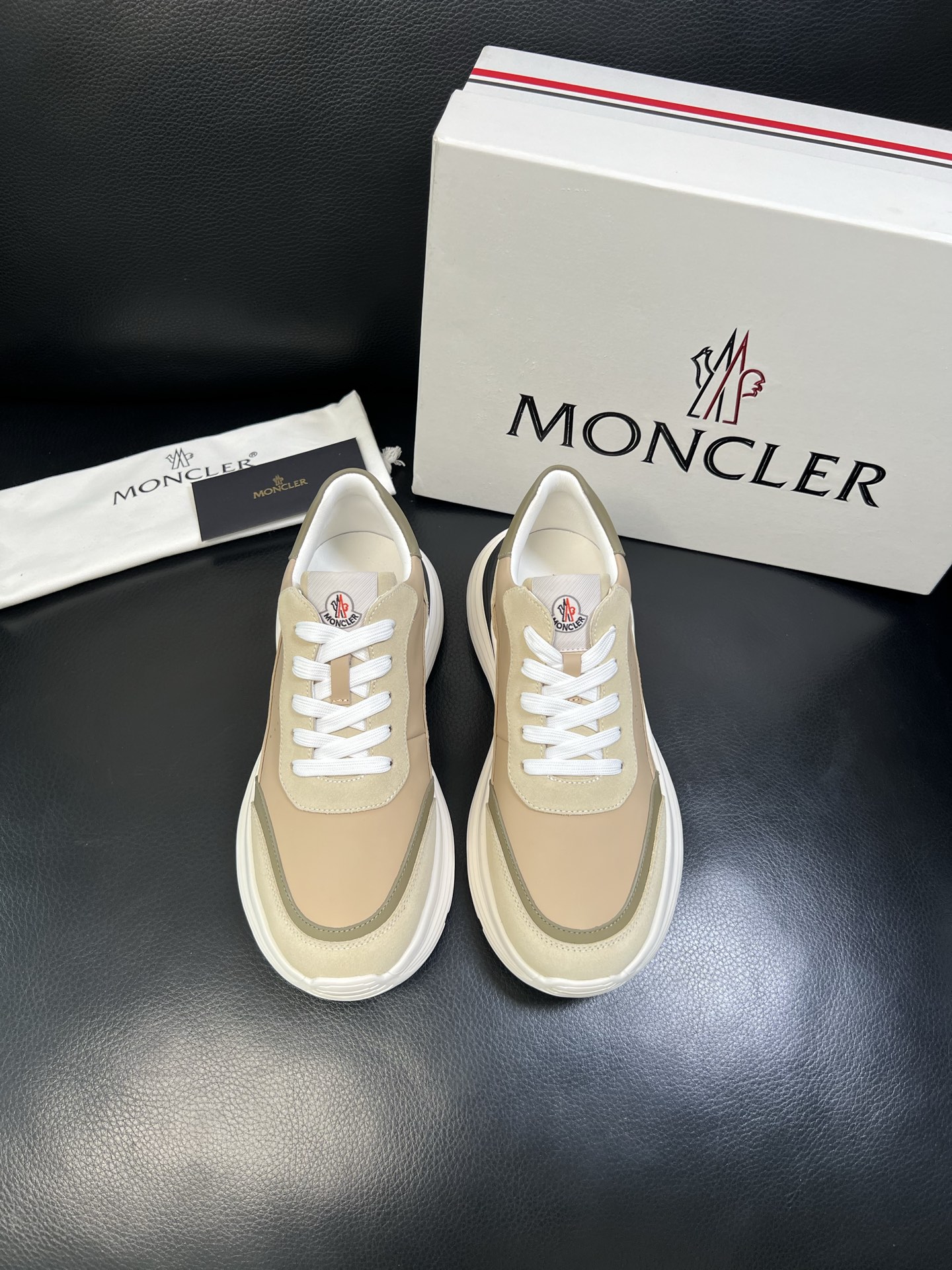 MONCLER 高品质 顶级工艺品 蒙口 新品专柜新款，原厂配置意大利进口牛皮搭配面料，高品质复杂拼接工
