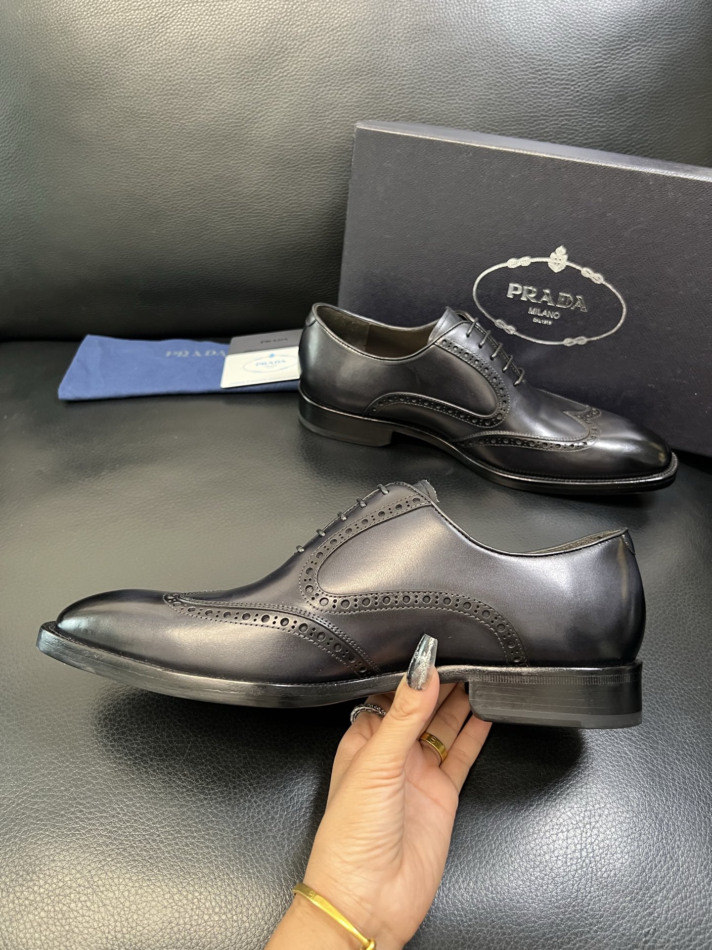 PRADA 高品质 顶级工艺品 普拉达 专柜同步 原厂配置，意大利进口原版牛皮面料，透气舒适进口水染牛里