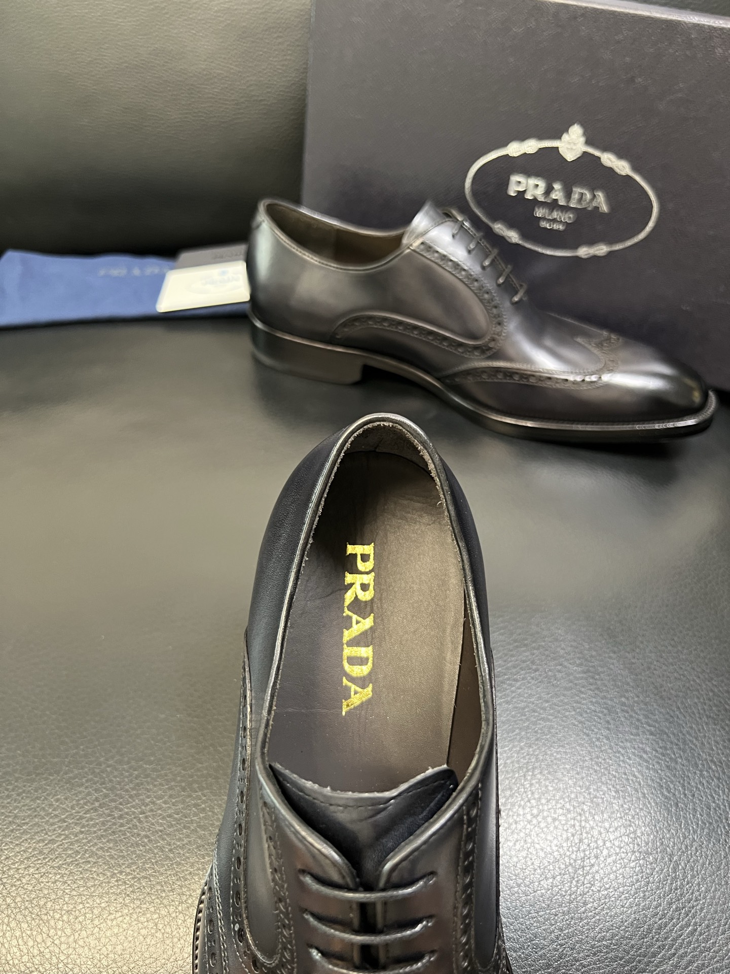 PRADA 高品质 顶级工艺品 普拉达 专柜同步 原厂配置，意大利进口原版牛皮面料，透气舒适进口水染牛里